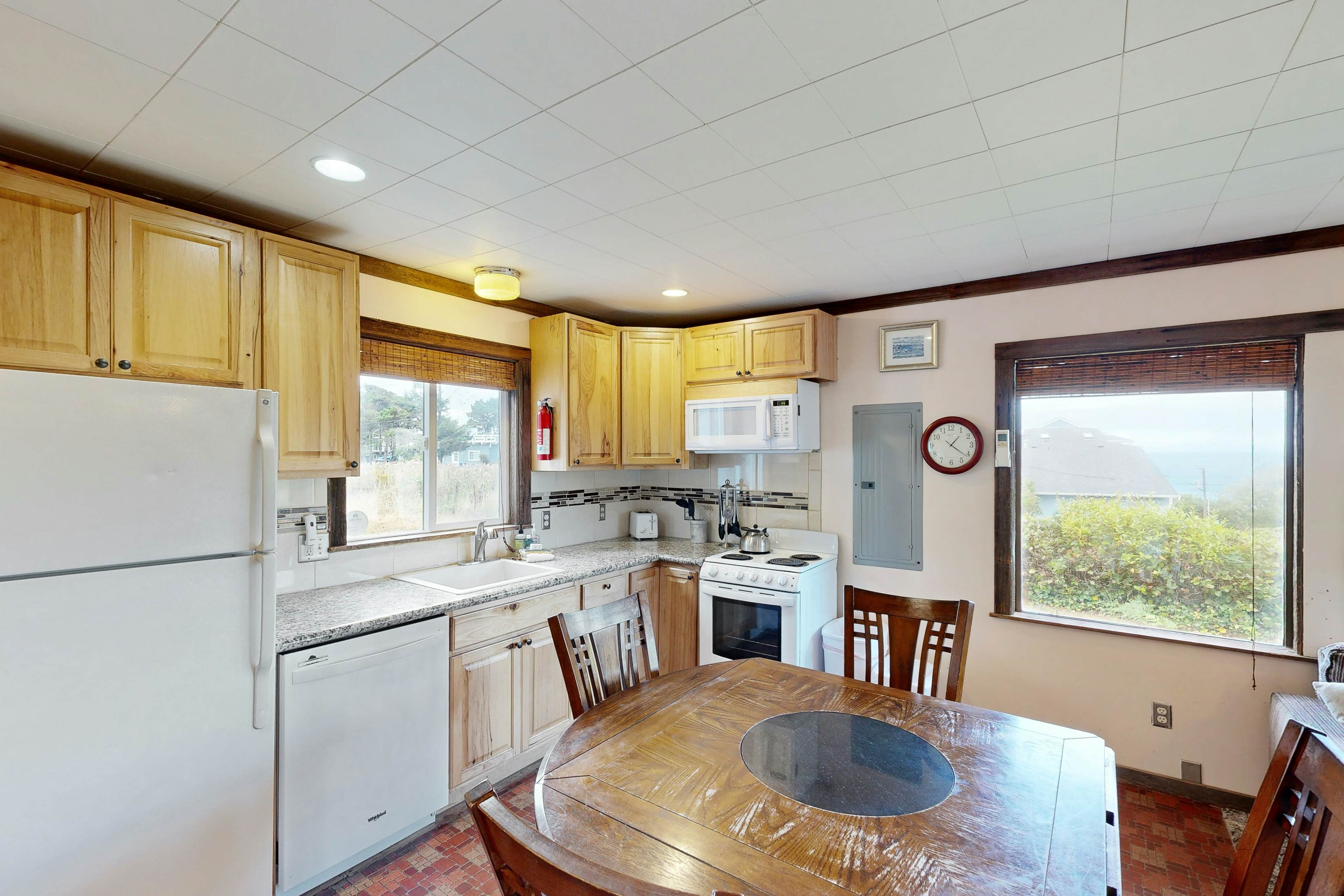 Sullishak Ocean-View Cabin | 450 Feet to the Beach | Walk to Local Market & Café