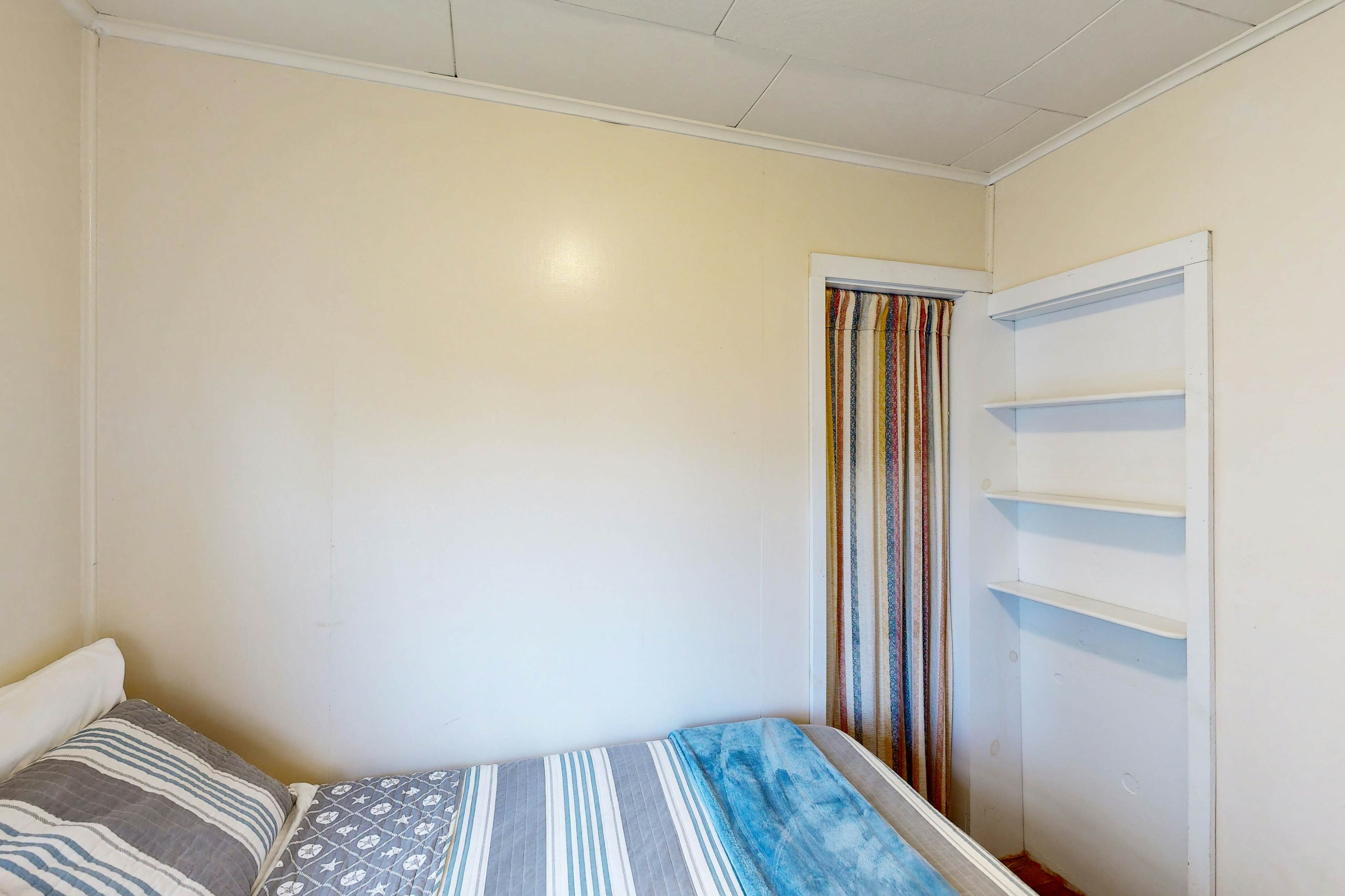 Sullishak Ocean-View Cabin | 450 Feet to the Beach | Walk to Local Market & Café