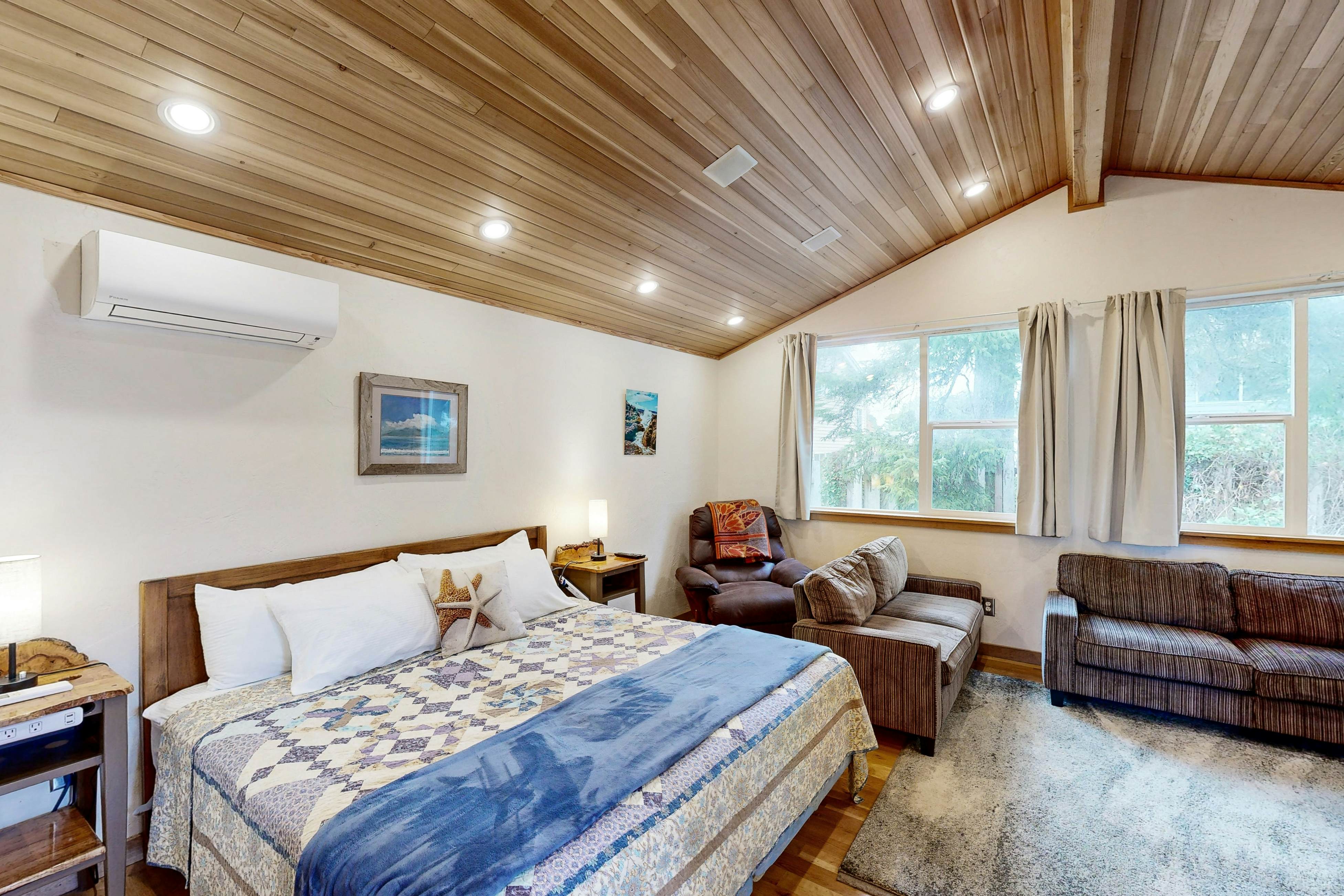 Sullishak Ocean-View Cabin | 450 Feet to the Beach | Walk to Local Market & Café