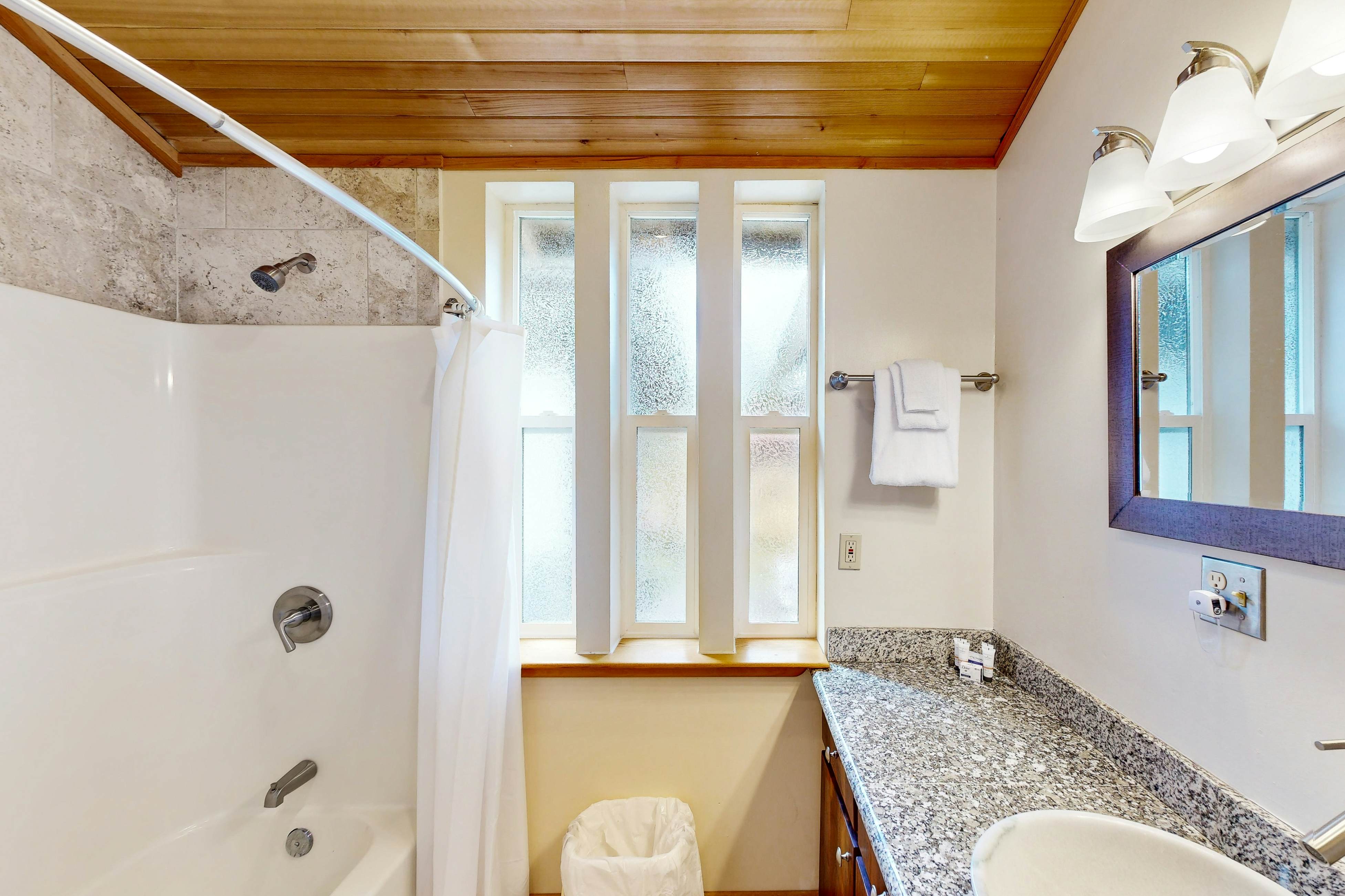 Sullishak Ocean-View Cabin | 450 Feet to the Beach | Walk to Local Market & Café