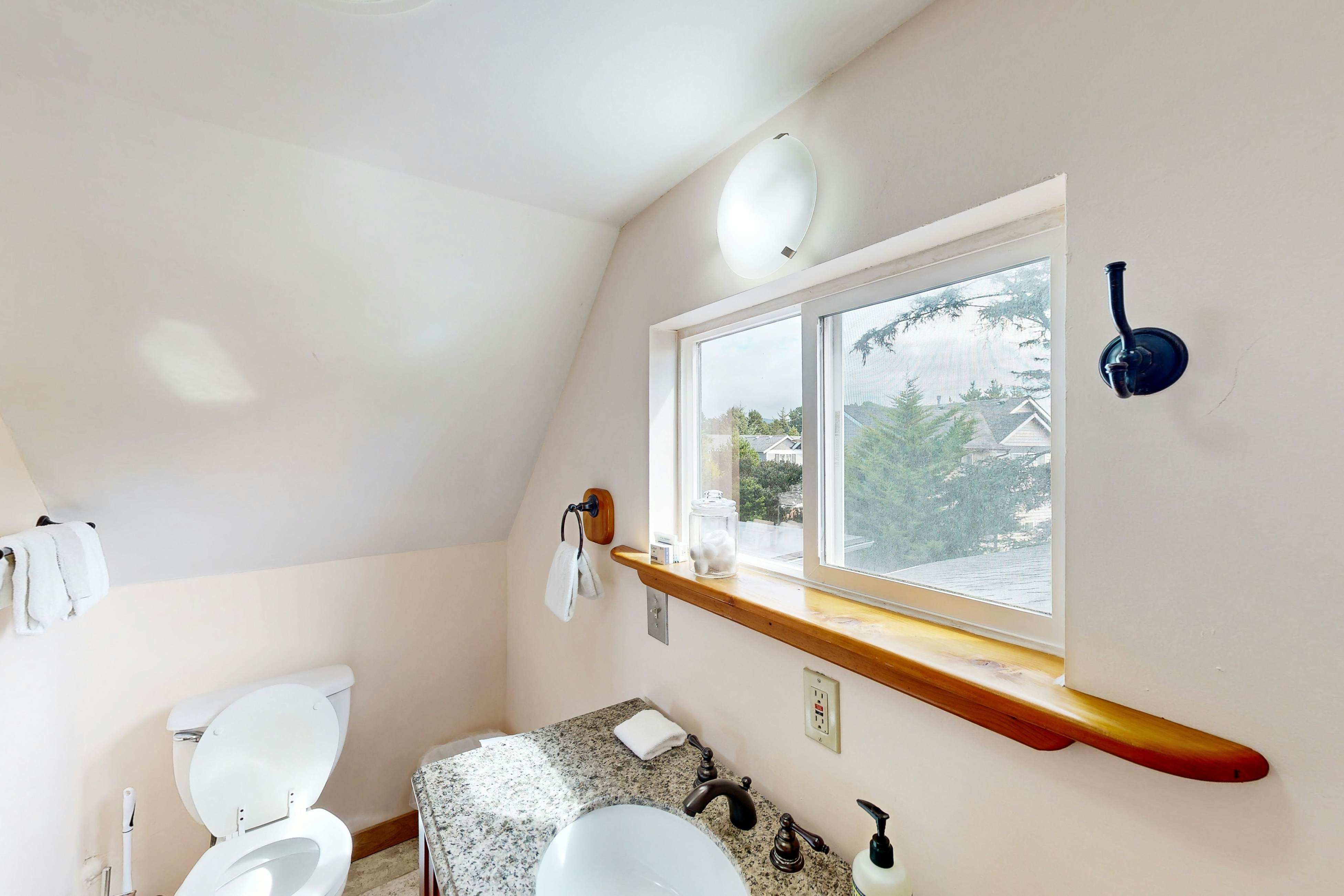 Sullishak Ocean-View Cabin | 450 Feet to the Beach | Walk to Local Market & Café