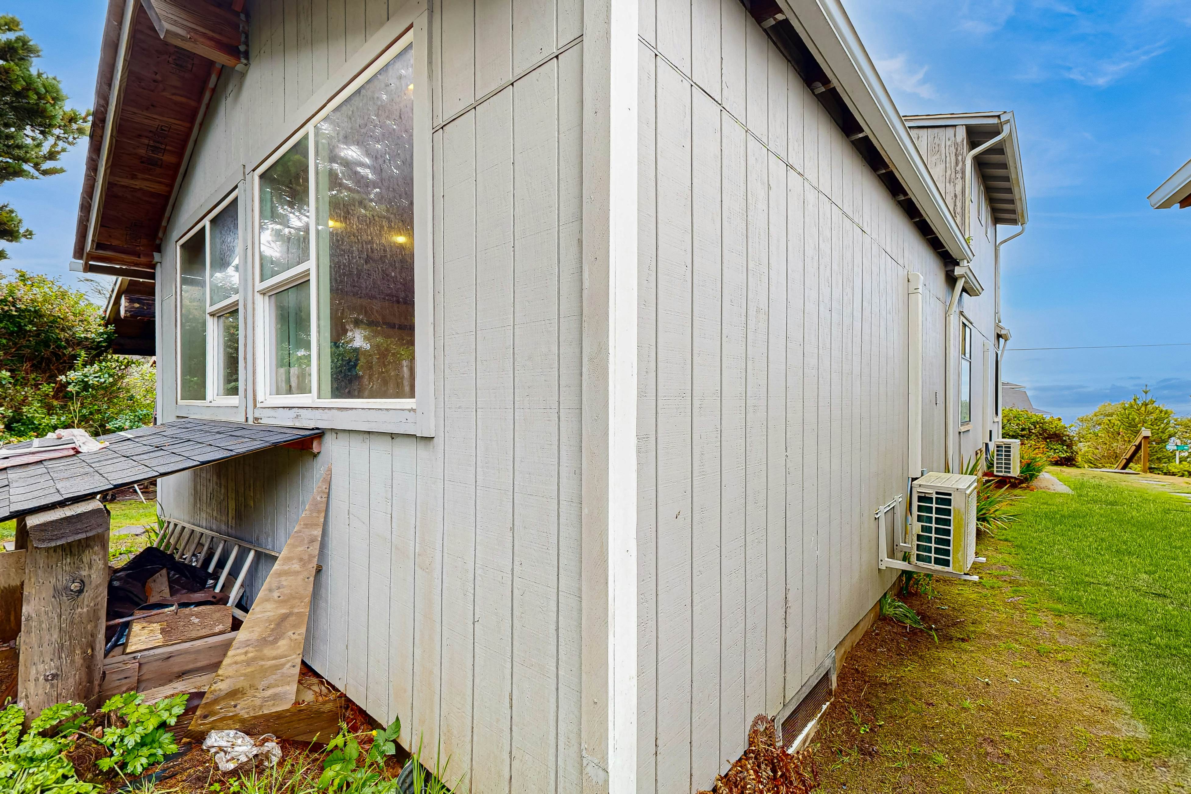 Sullishak Ocean-View Cabin | 450 Feet to the Beach | Walk to Local Market & Café