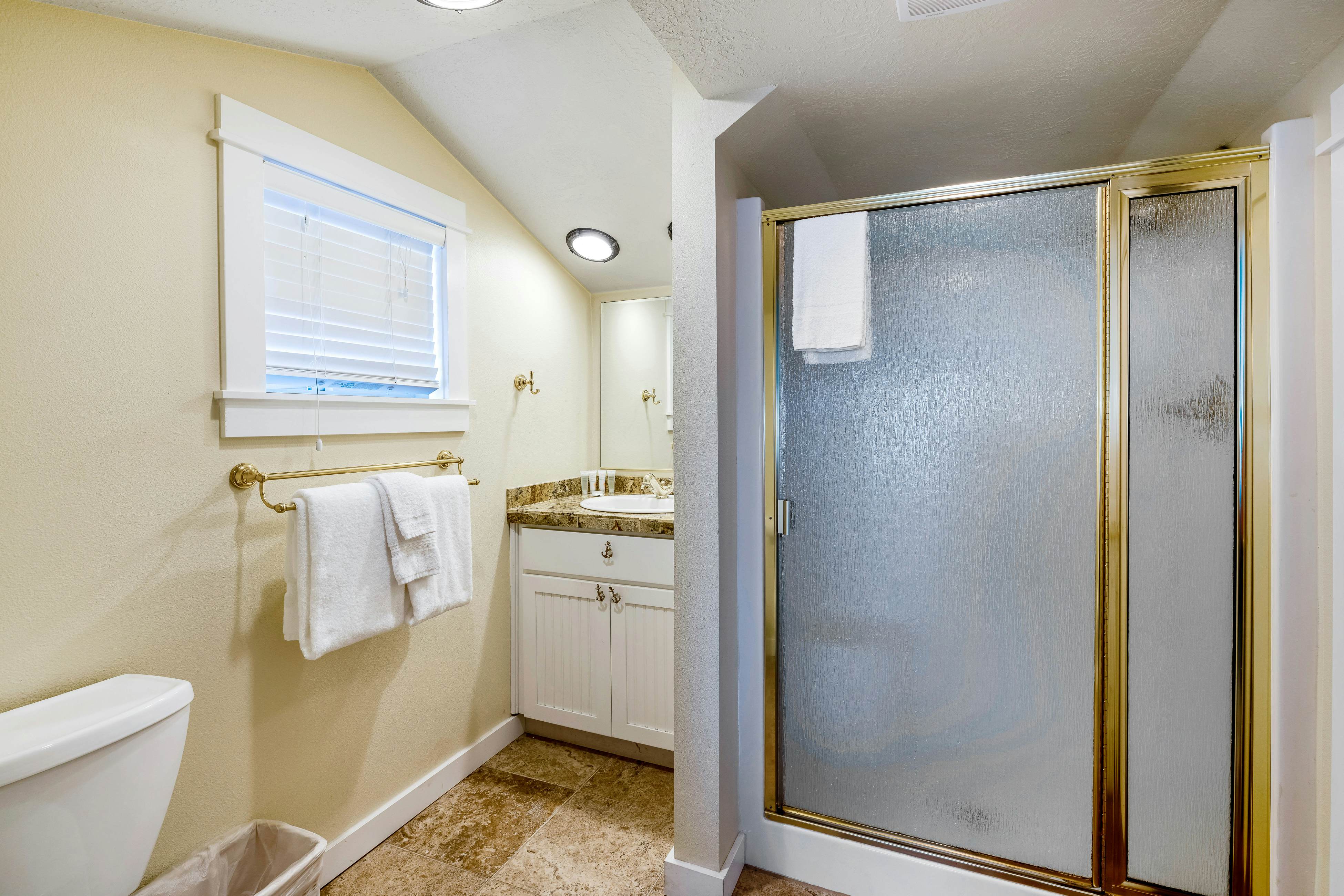 2-Story Dog-Friendly Aparthotel w/Deck, Gas Fireplace, Ocean Views, Beach Access