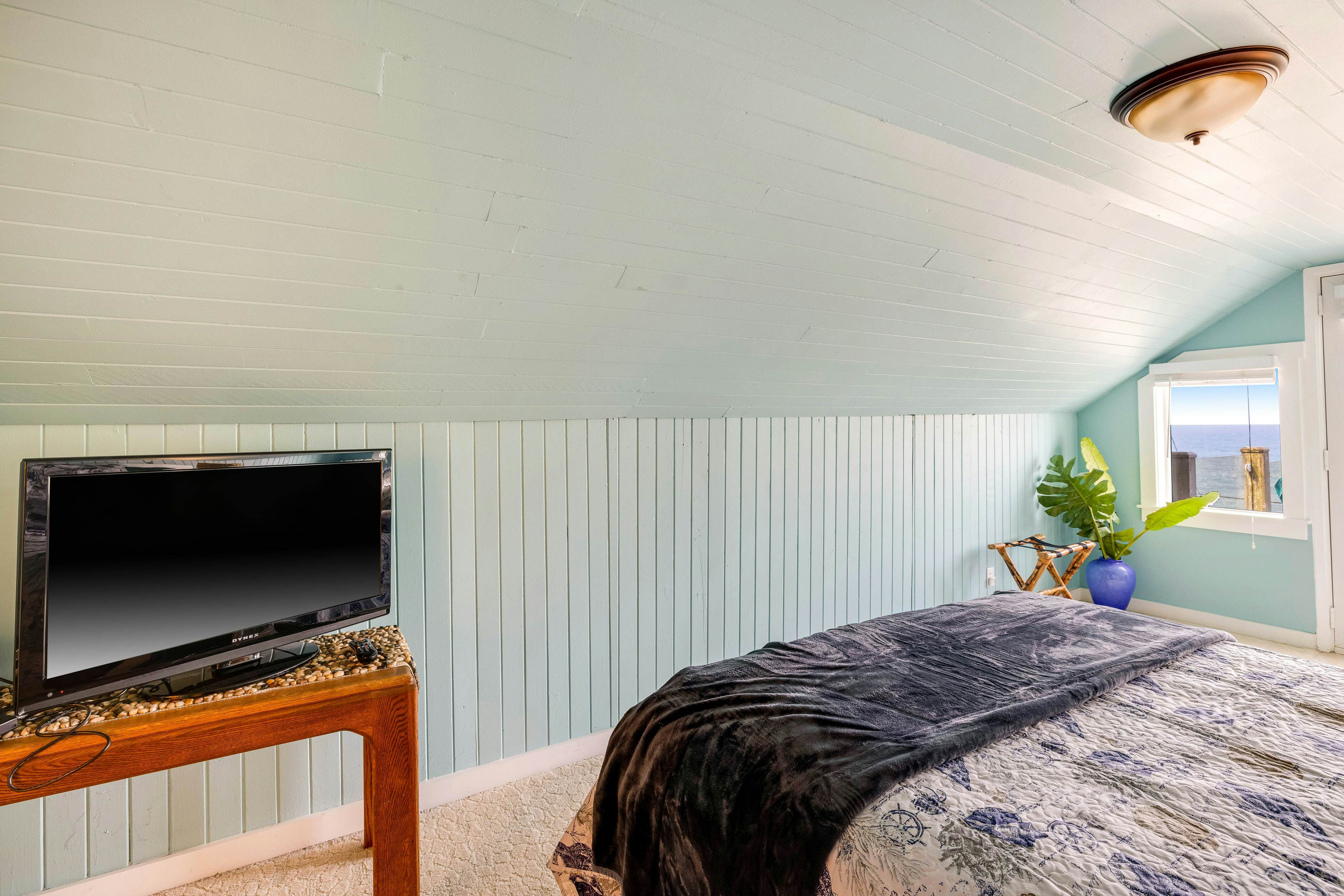 2-Story Dog-Friendly Aparthotel w/Deck, Gas Fireplace, Ocean Views, Beach Access