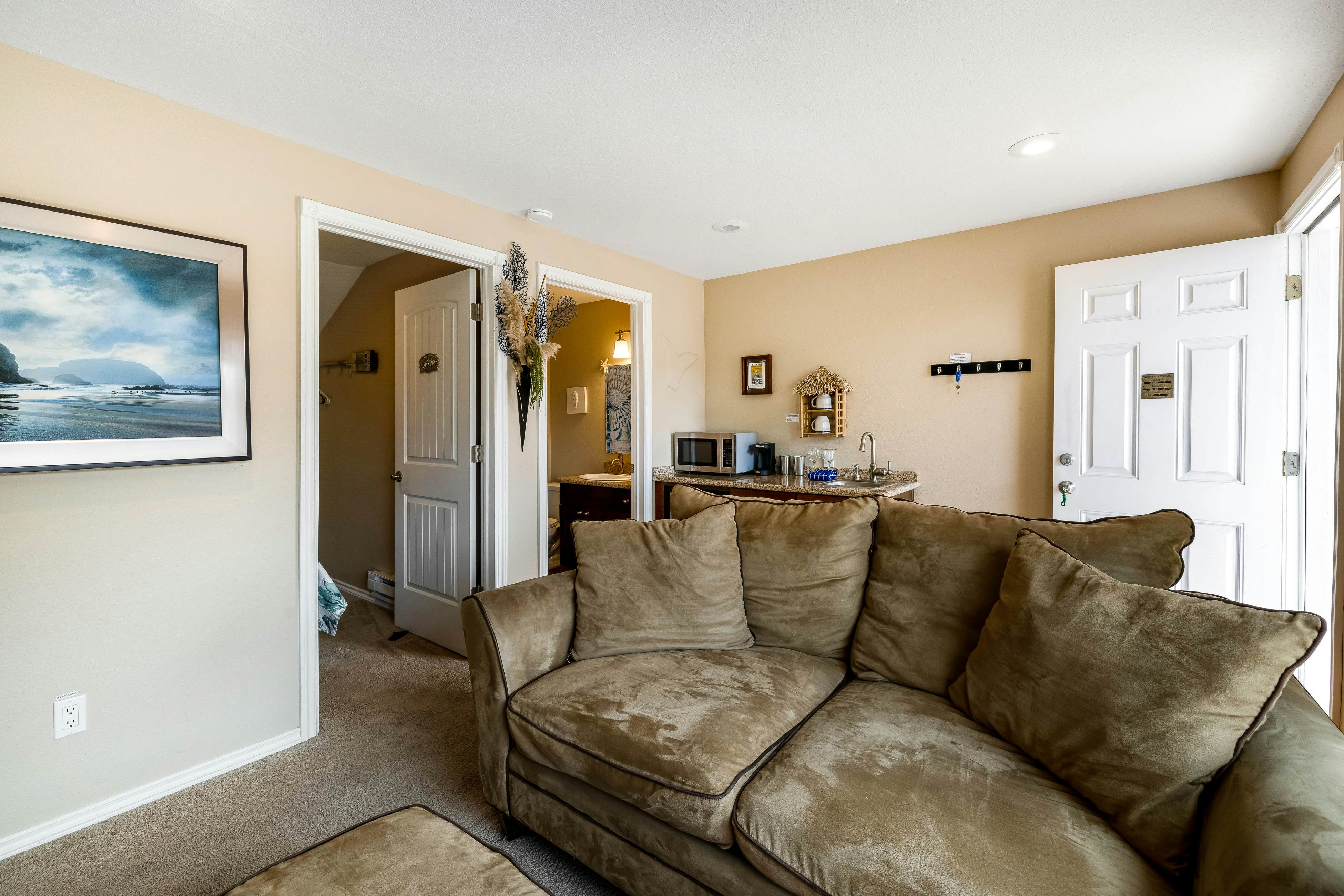 2-Story Dog-Friendly Aparthotel w/Deck, Gas Fireplace, Ocean Views, Beach Access