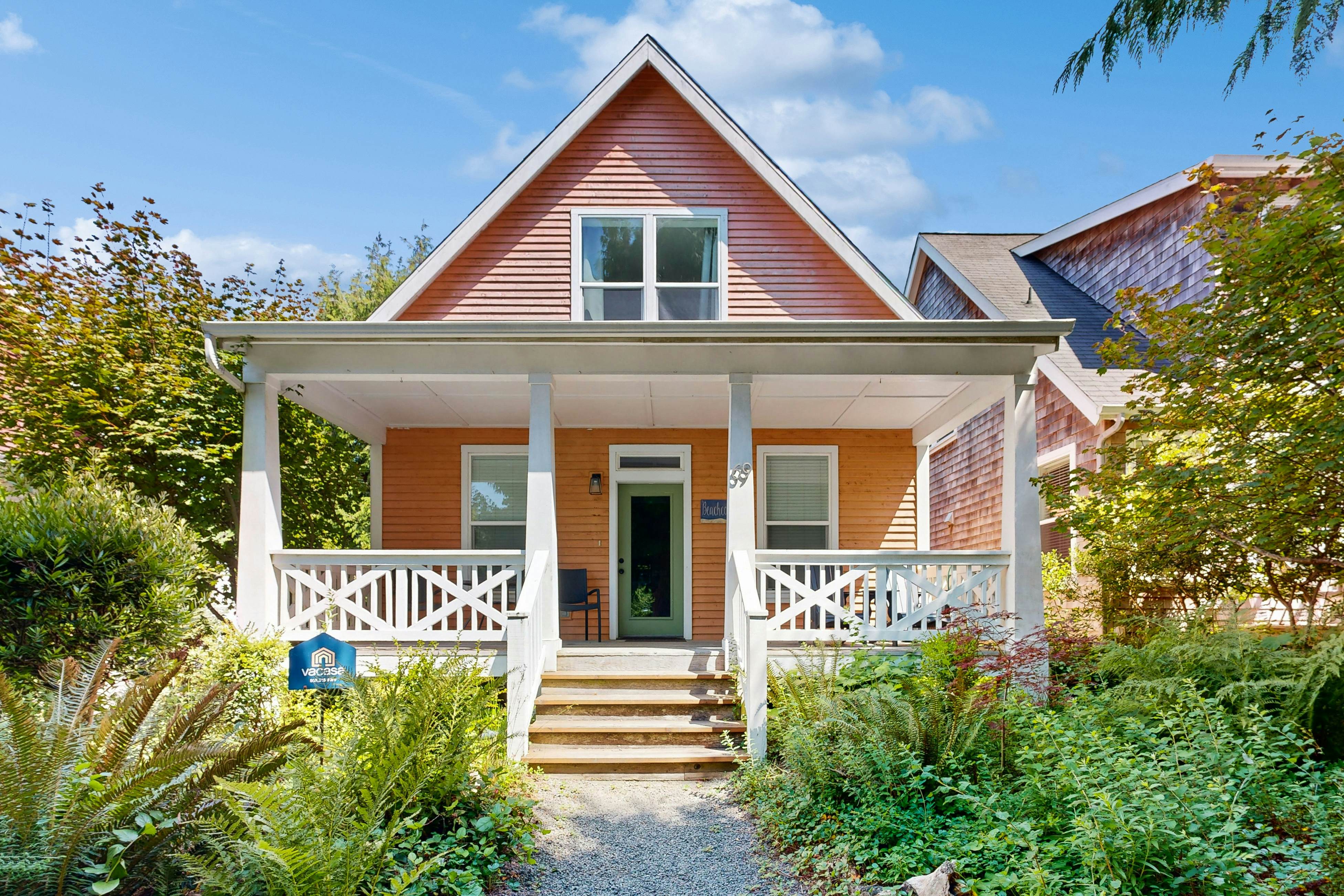 Bella Beach Home with private hot tub - walk to beach, park & cafe