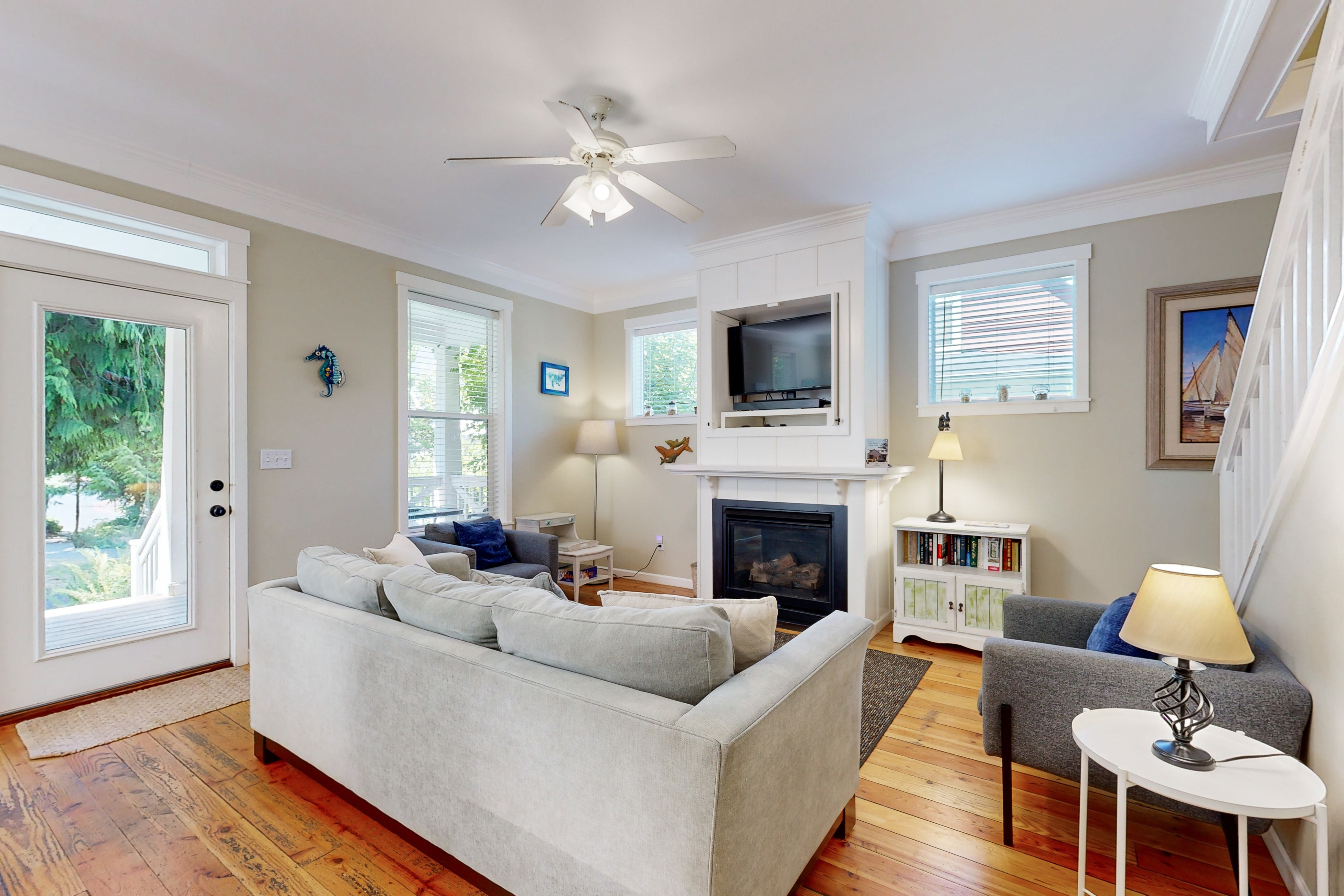 Bella Beach Home with private hot tub walk to beach park and cafe