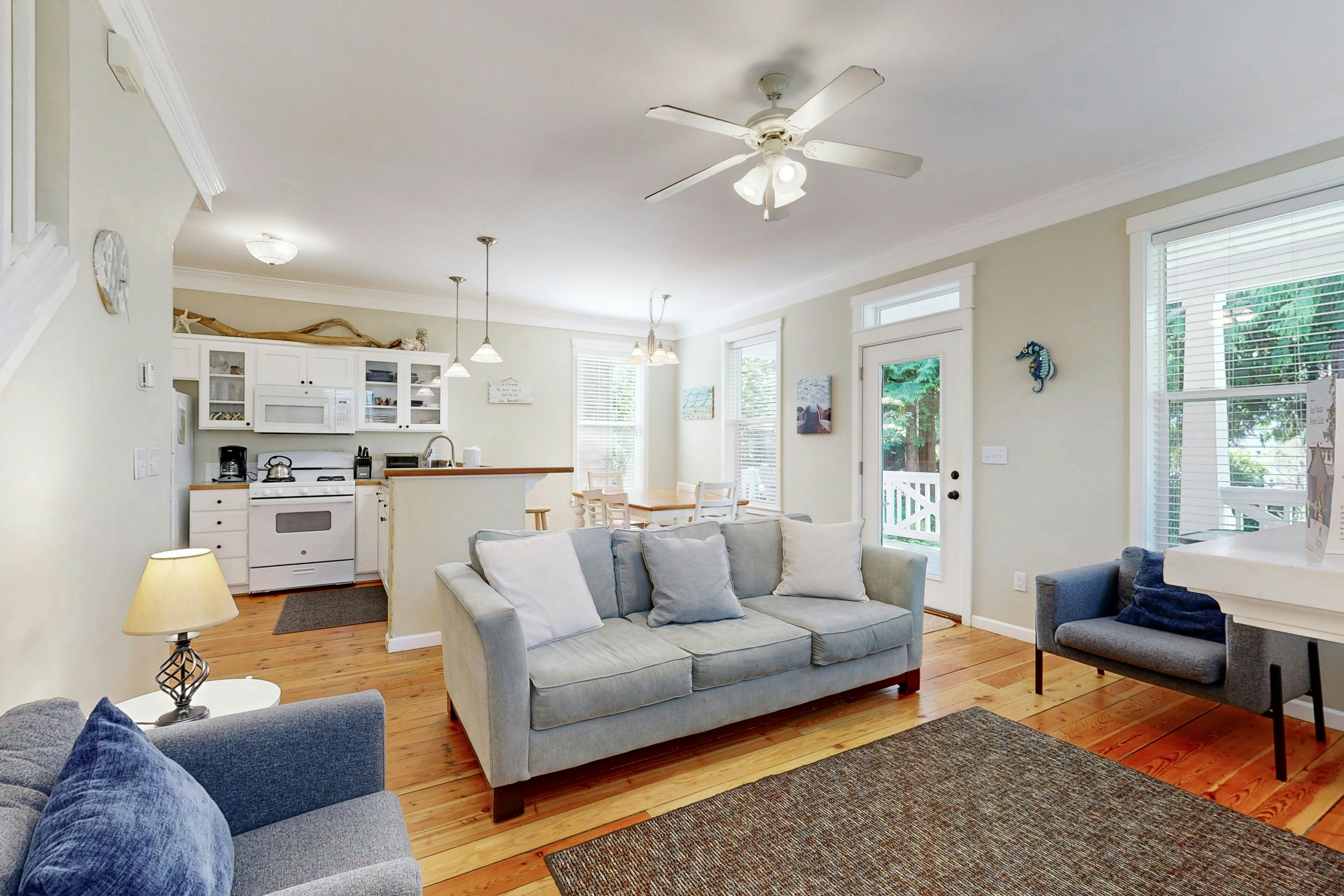 Bella Beach Home with private hot tub - walk to beach, park & cafe