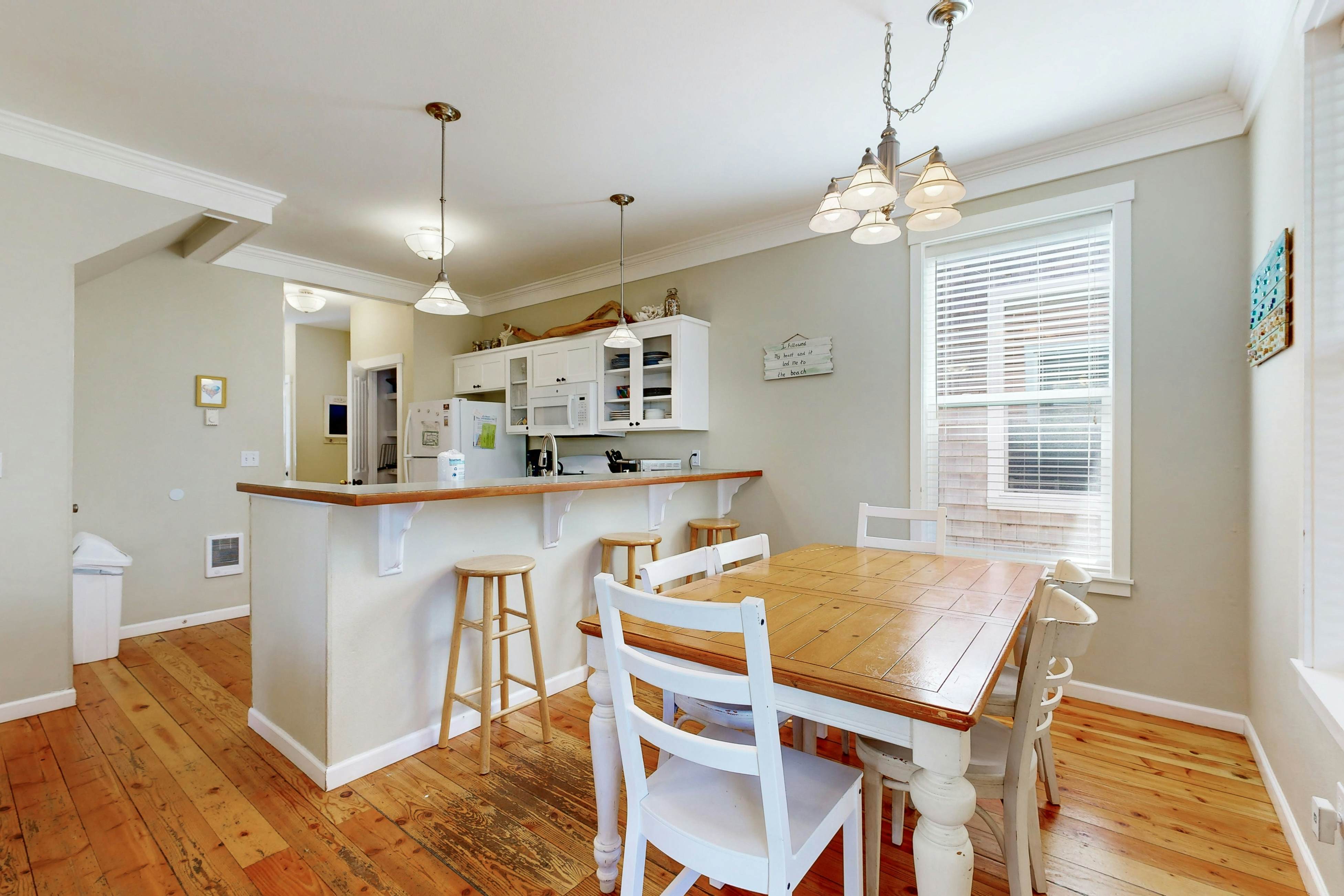 Bella Beach Home with private hot tub - walk to beach, park & cafe