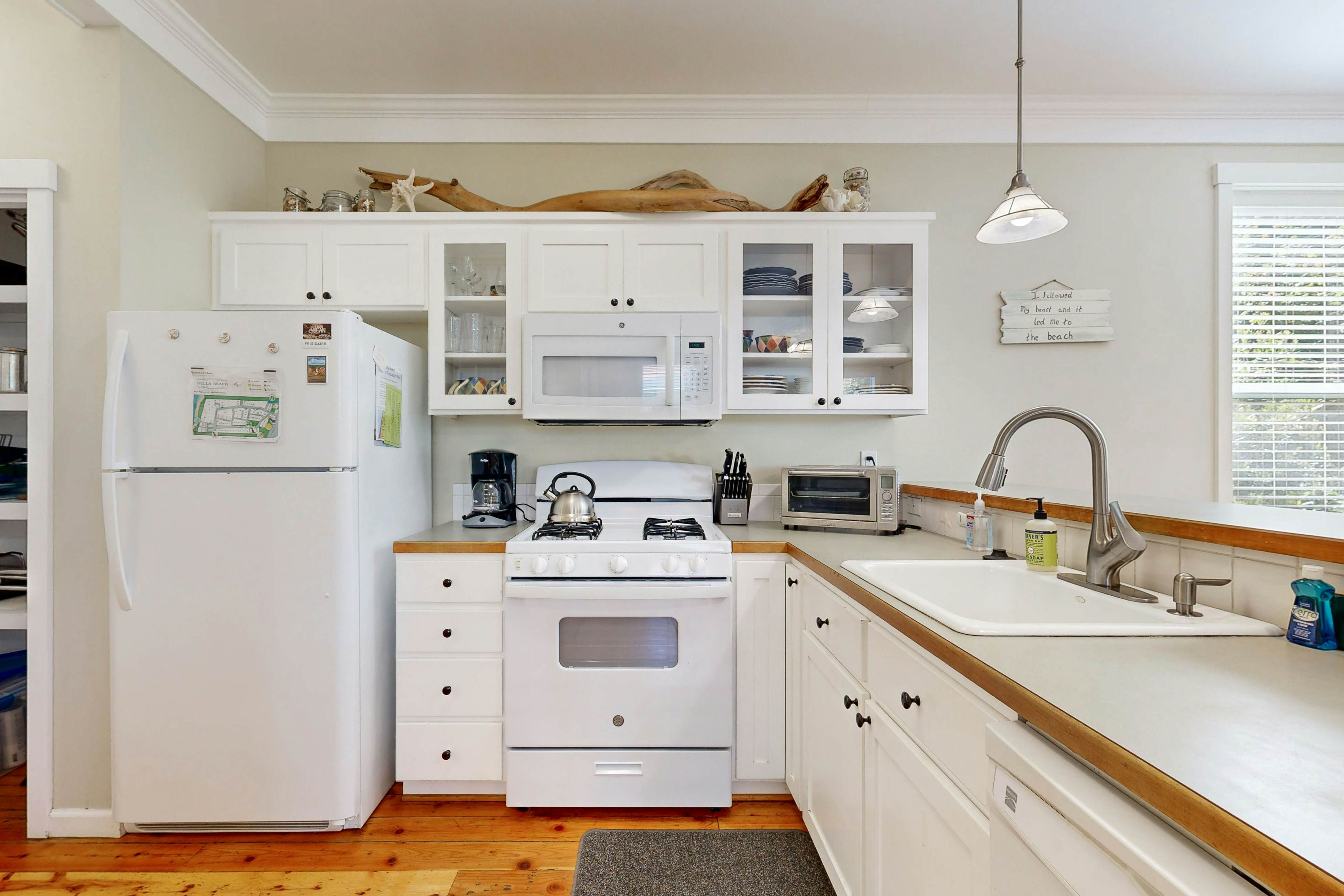 Bella Beach Home with private hot tub - walk to beach, park & cafe