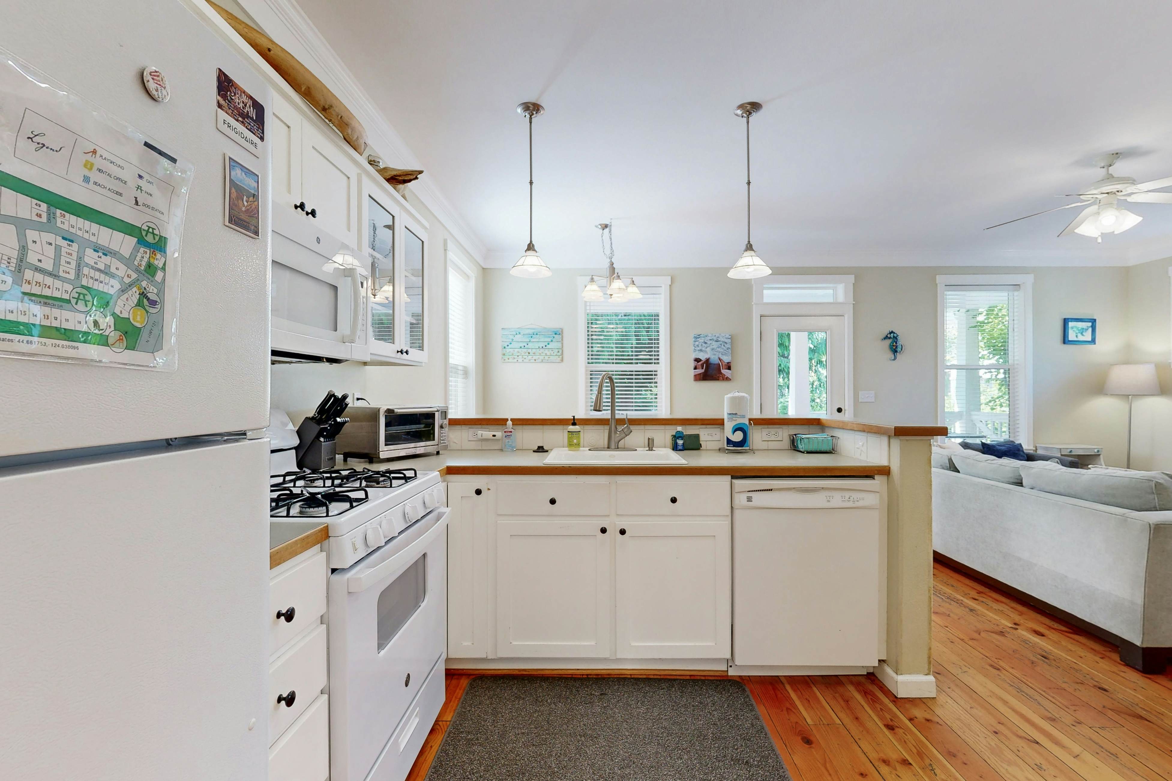 Bella Beach Home with private hot tub - walk to beach, park & cafe