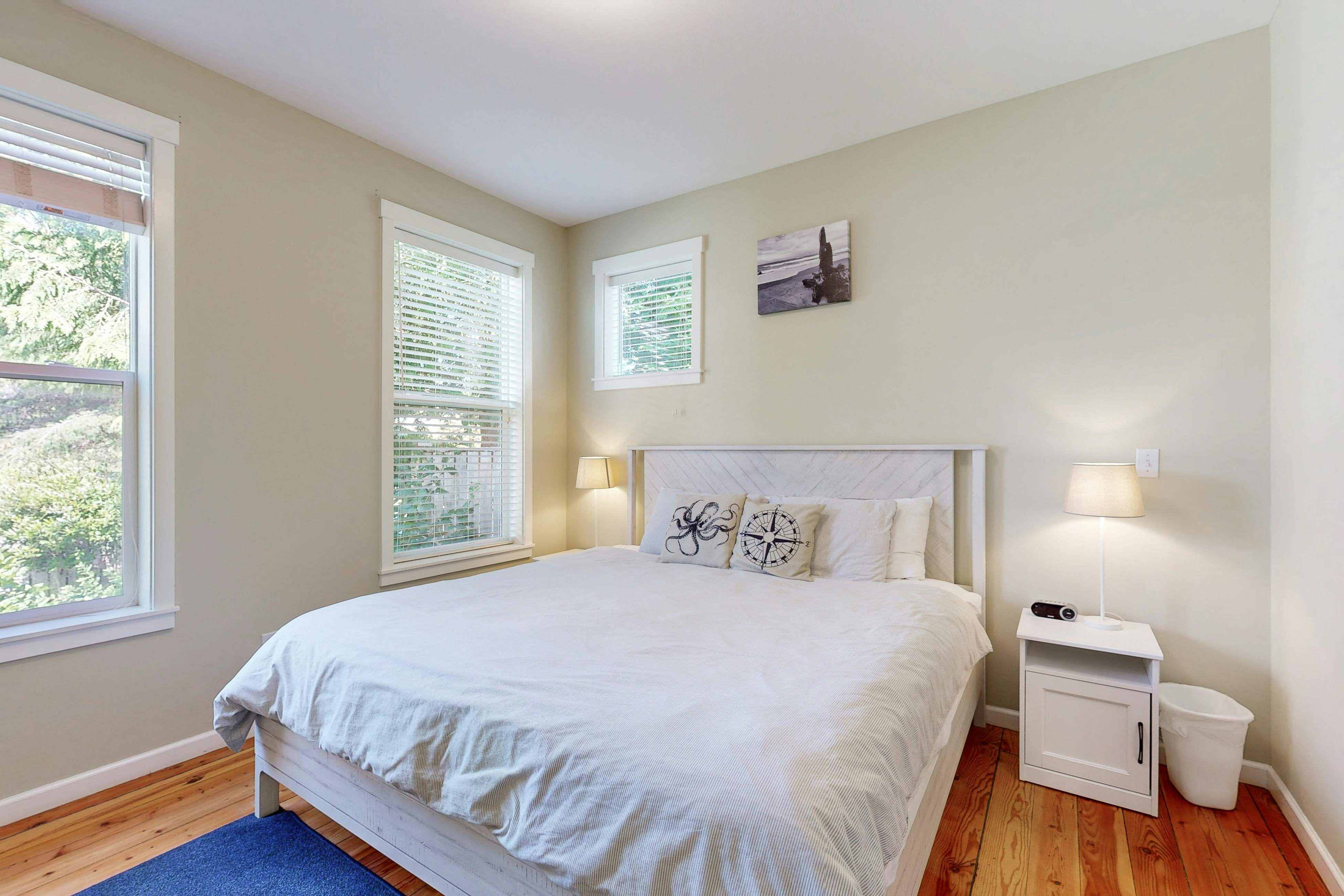 Bella Beach Home with private hot tub - walk to beach, park & cafe