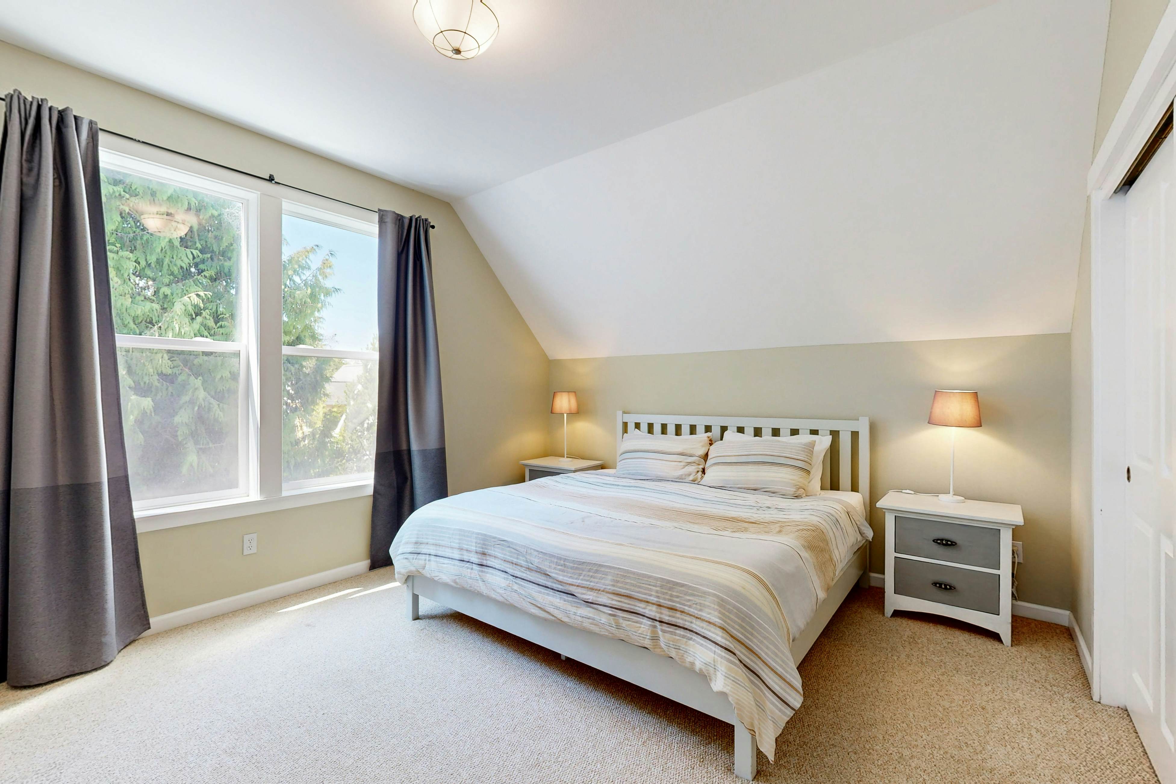 Bella Beach Home with private hot tub - walk to beach, park & cafe