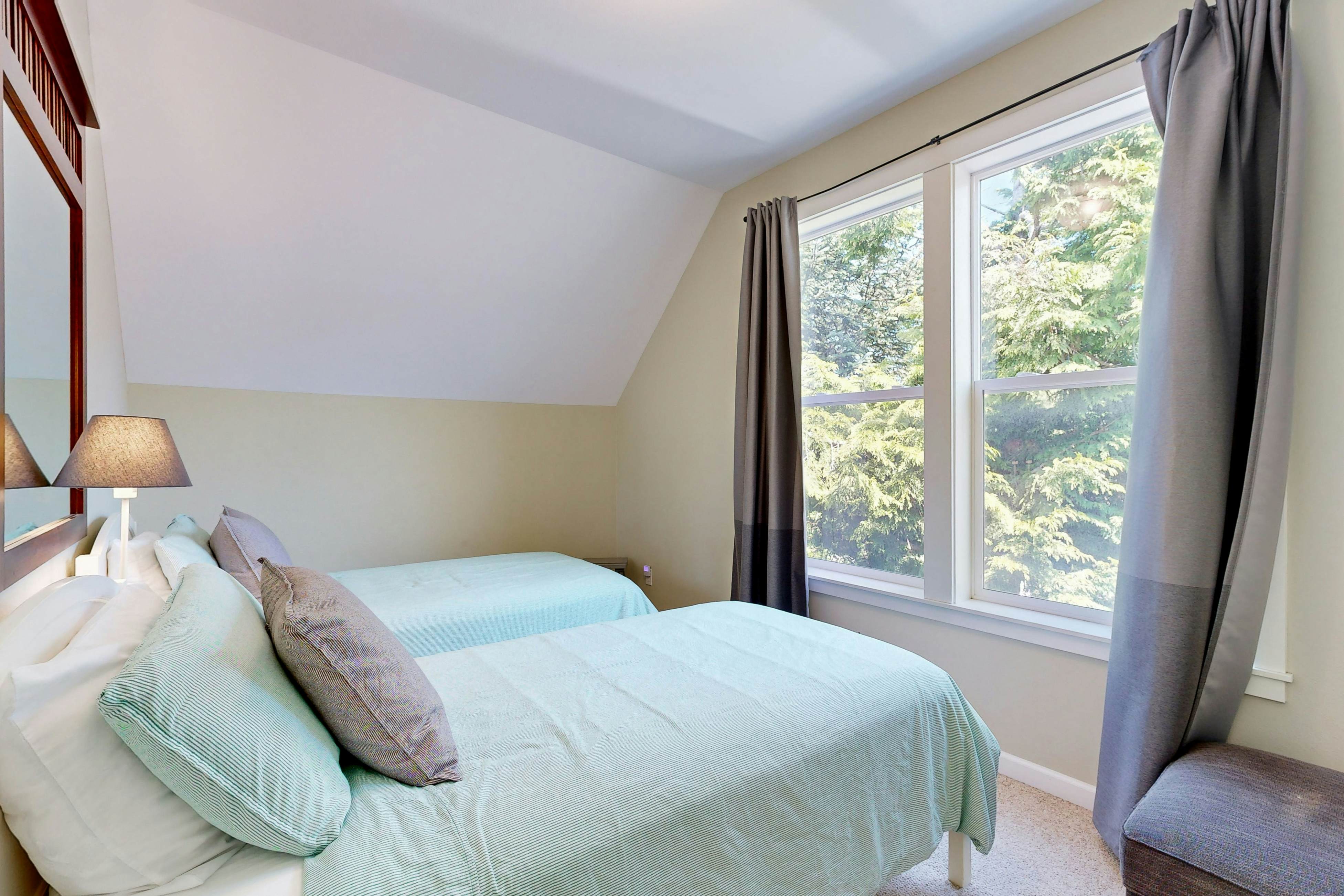 Bella Beach Home with private hot tub - walk to beach, park & cafe