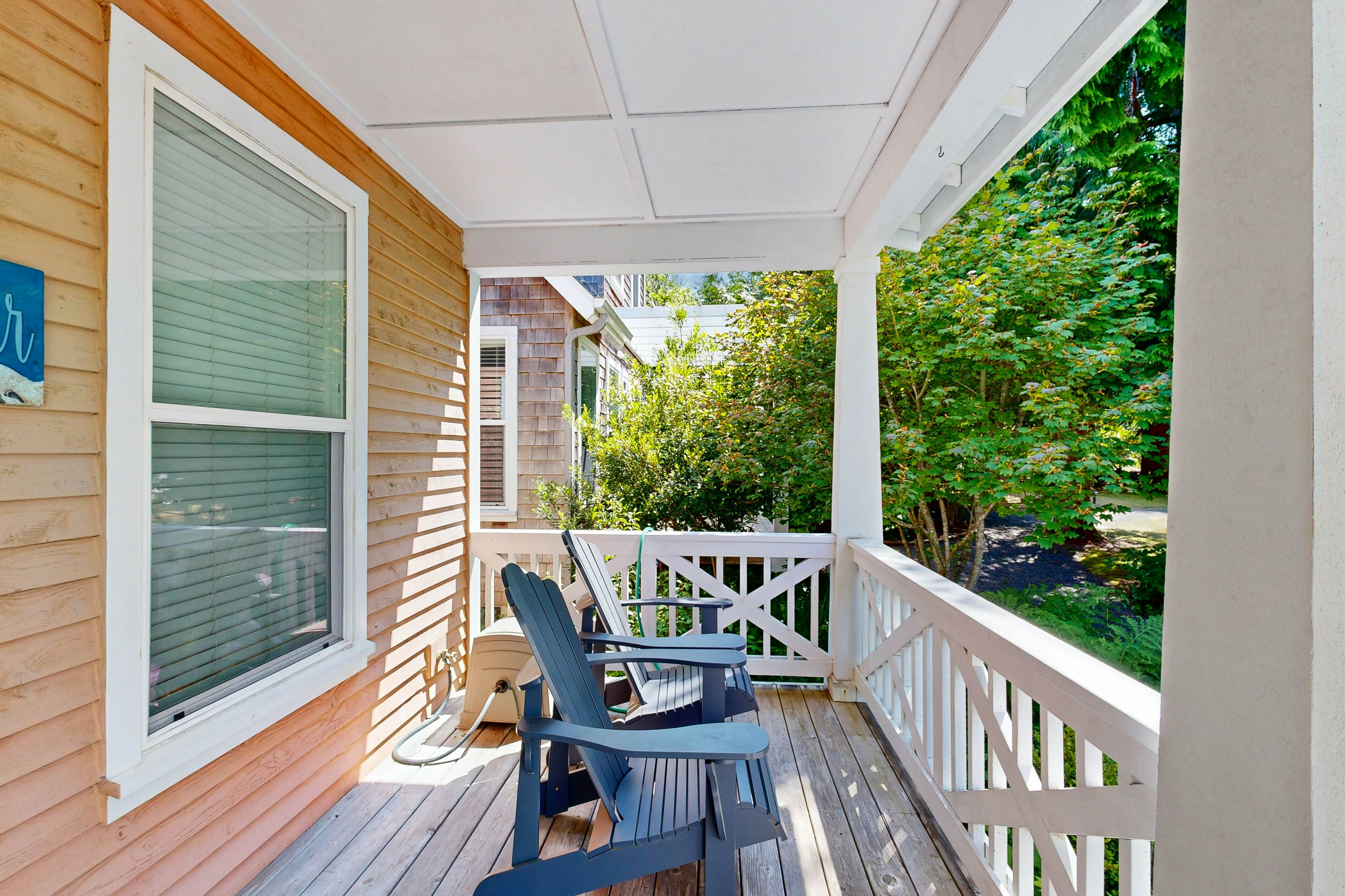 Bella Beach Home with private hot tub - walk to beach, park & cafe