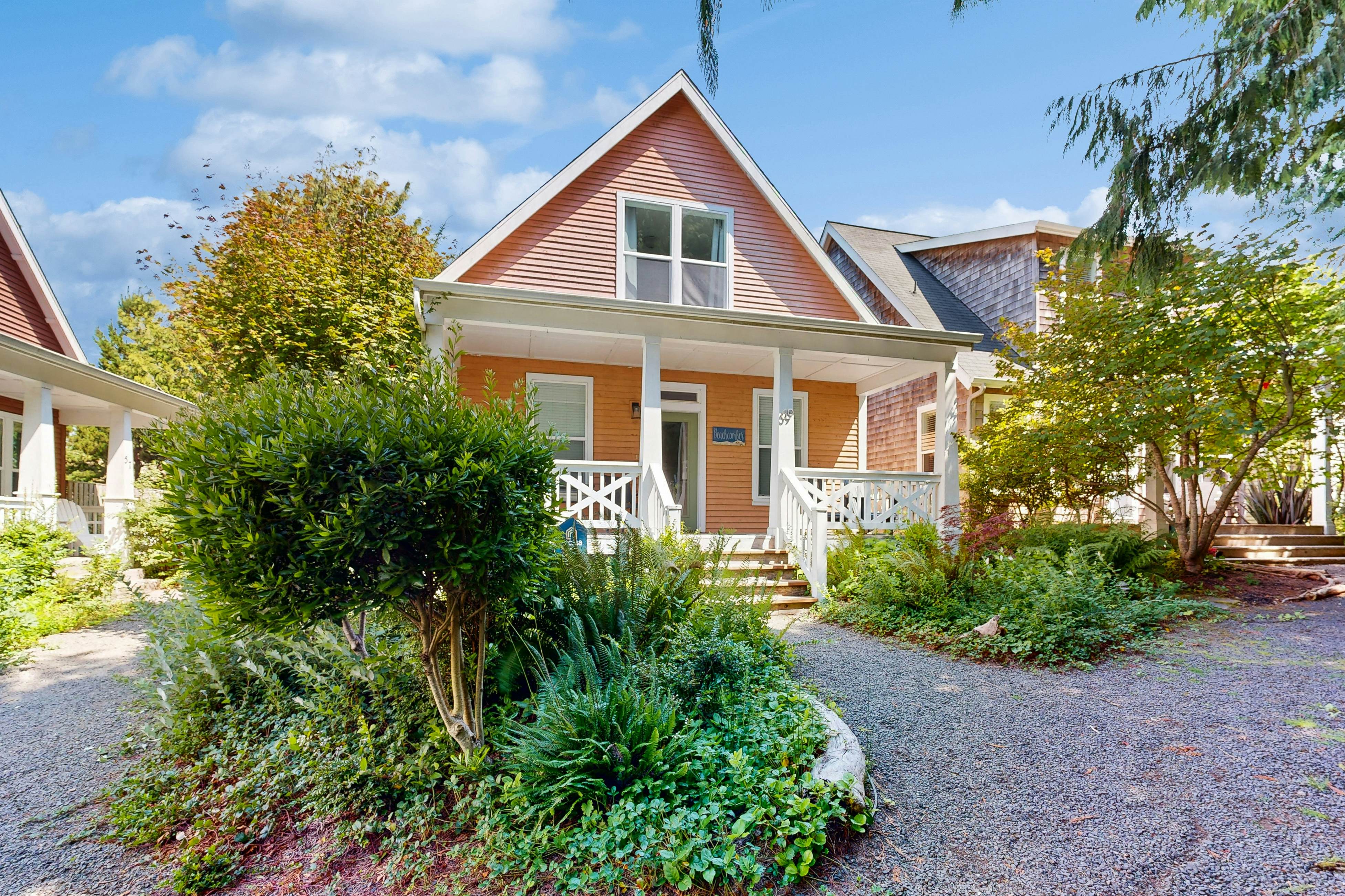 Bella Beach Home with private hot tub - walk to beach, park & cafe