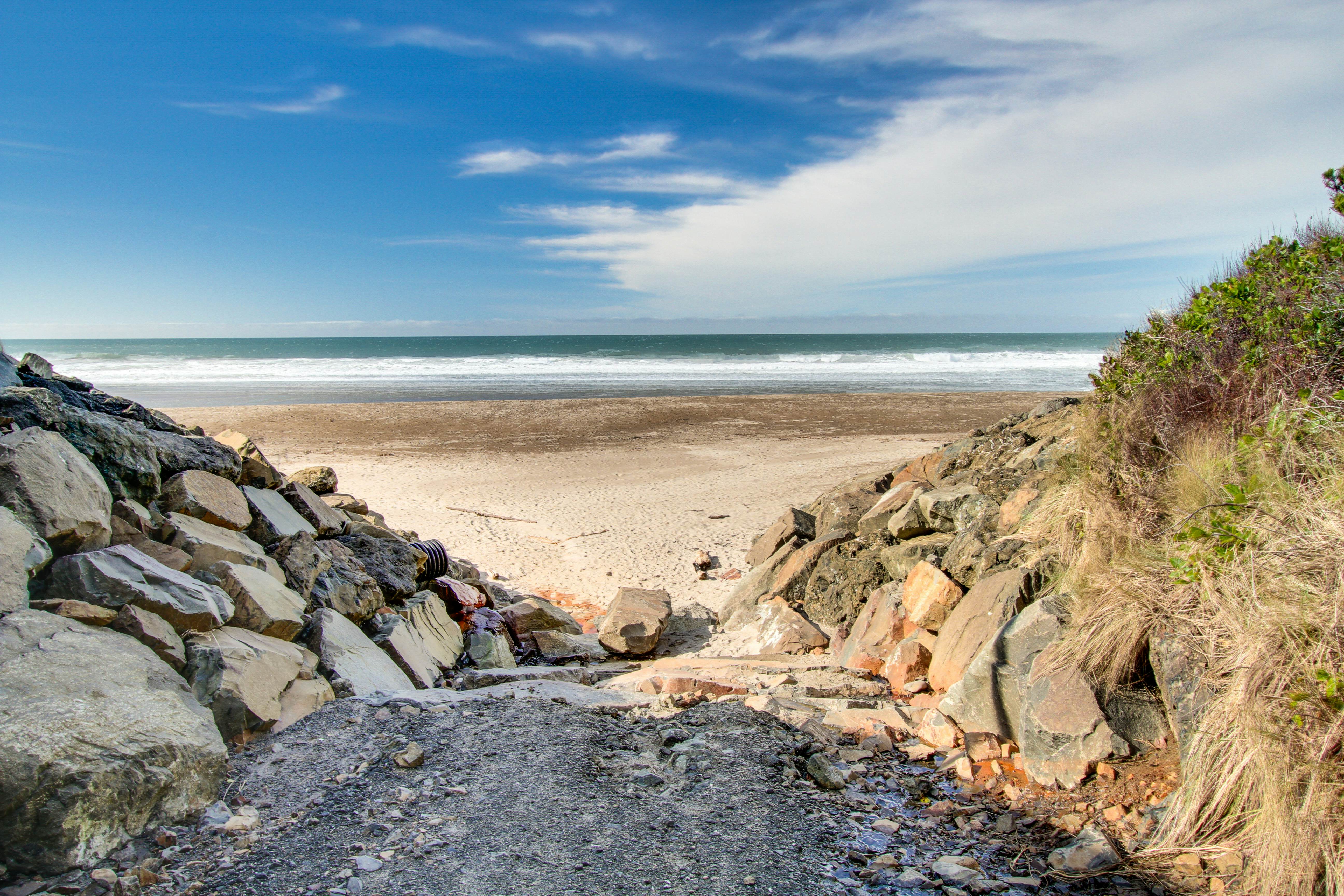 Fun and Unforgettable Beach House - Dog-friendly with a Great Location