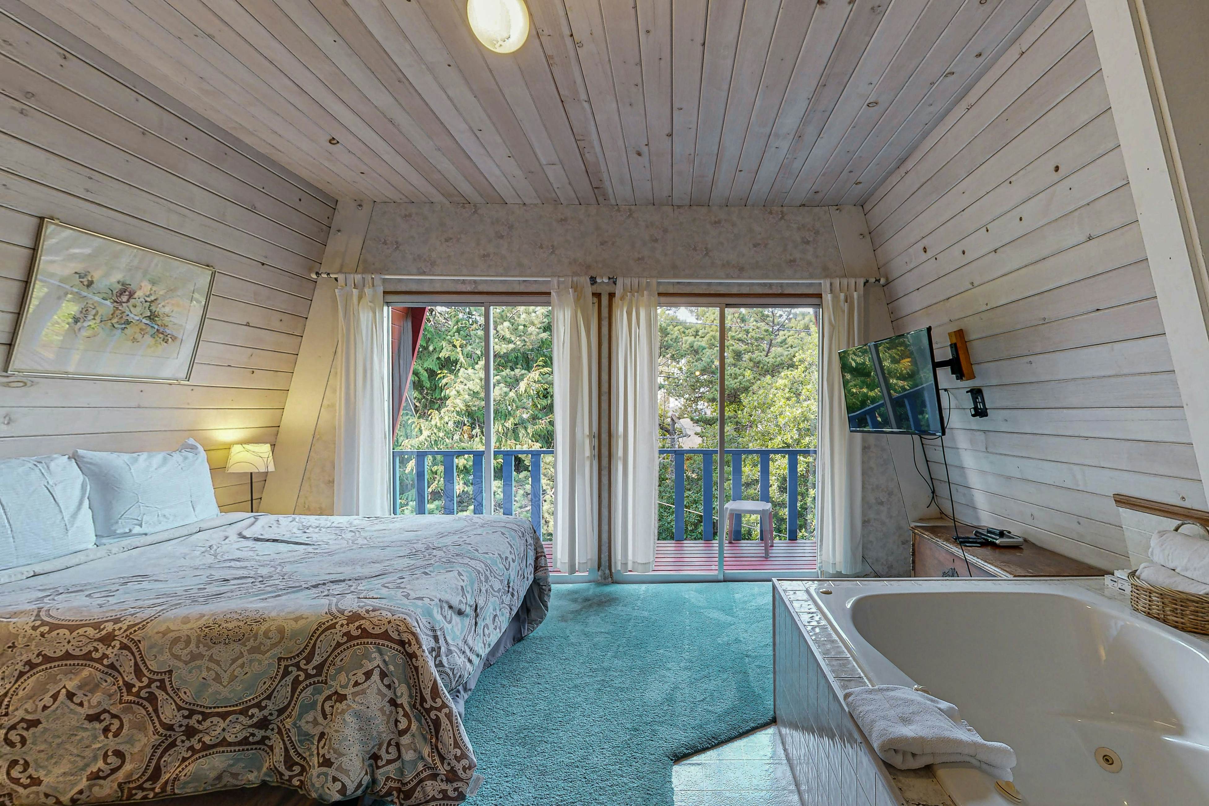 Fun and Unforgettable Beach House - Dog-friendly with a Great Location