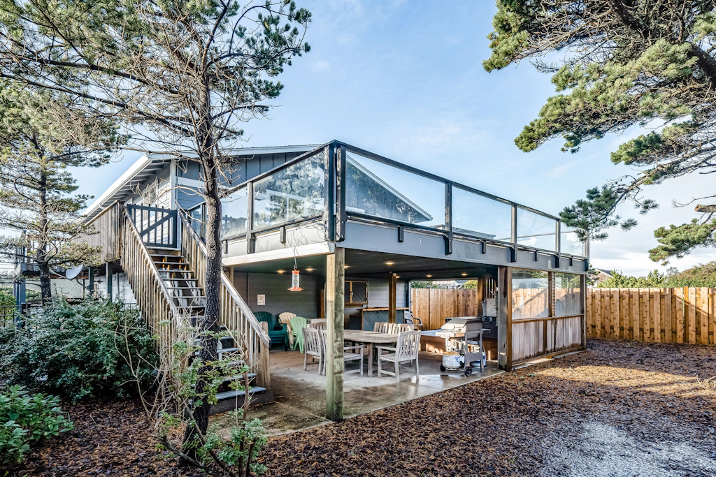 Family friendly house with ocean view and private hot tub walk to beach dogs OK