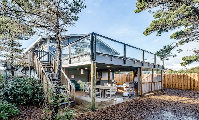 Family friendly house with ocean view and private hot tub walk to beach dogs OK