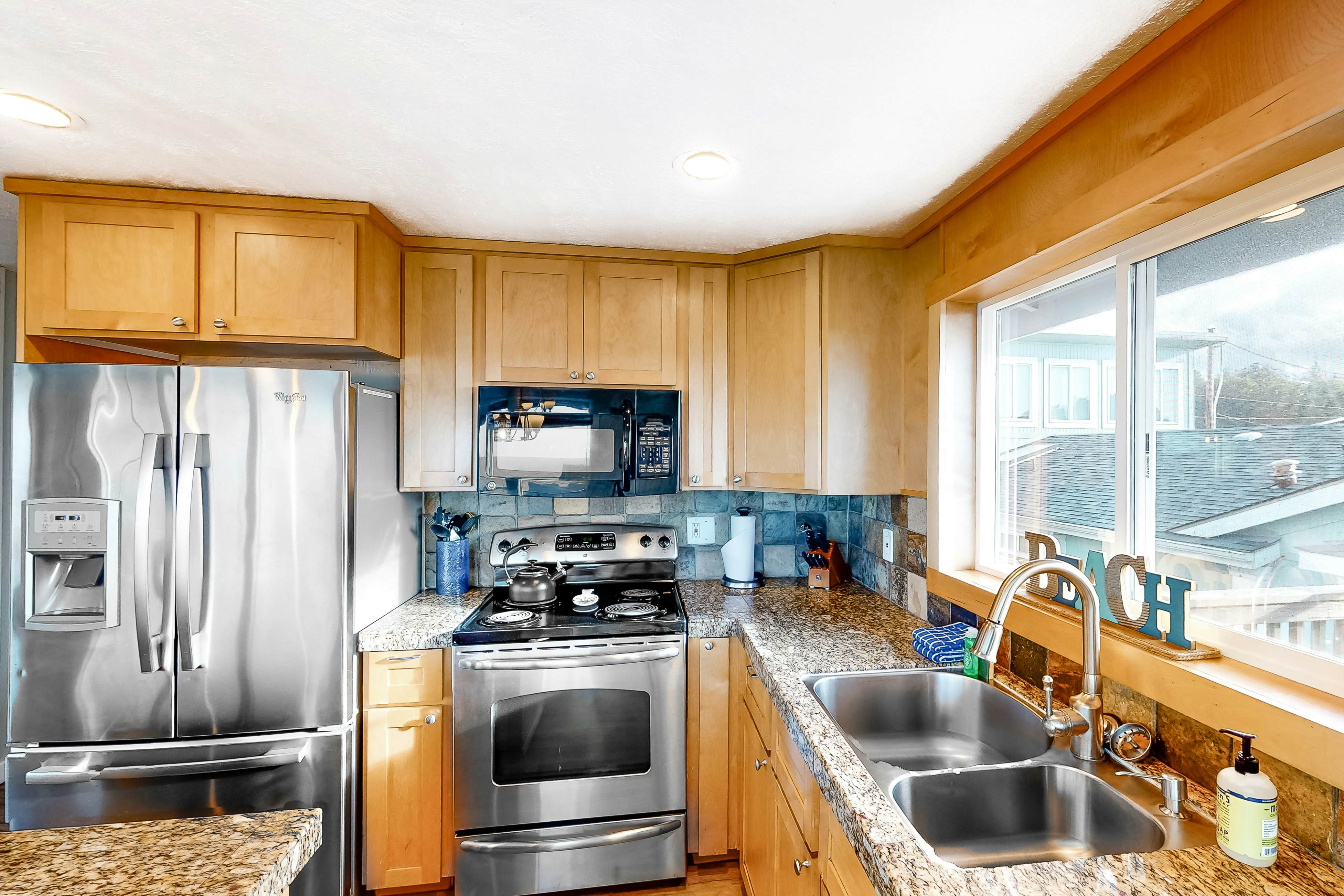 Family-friendly house w/ ocean view & private hot tub - walk to beach, dogs OK