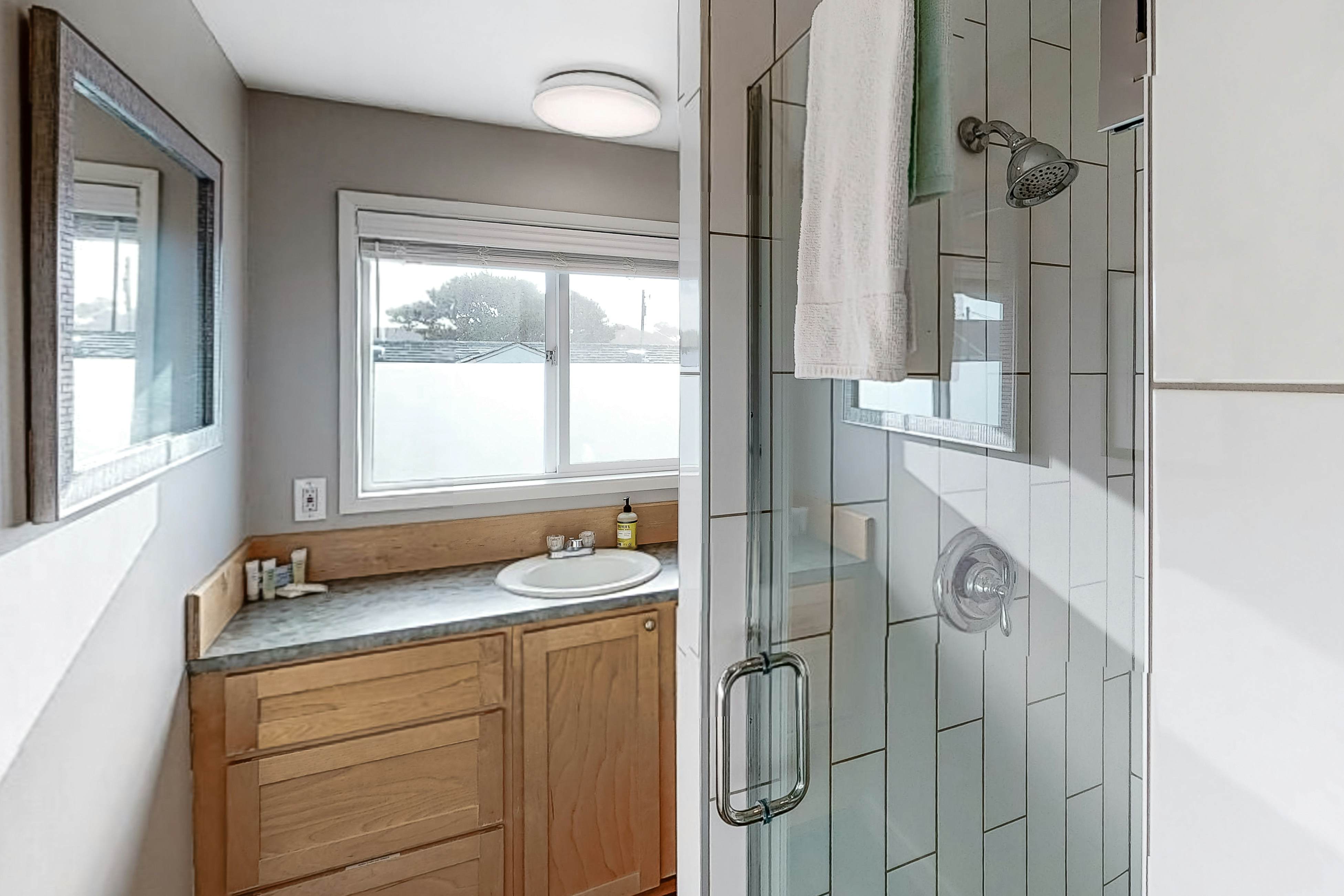 Family-friendly house w/ ocean view & private hot tub - walk to beach, dogs OK