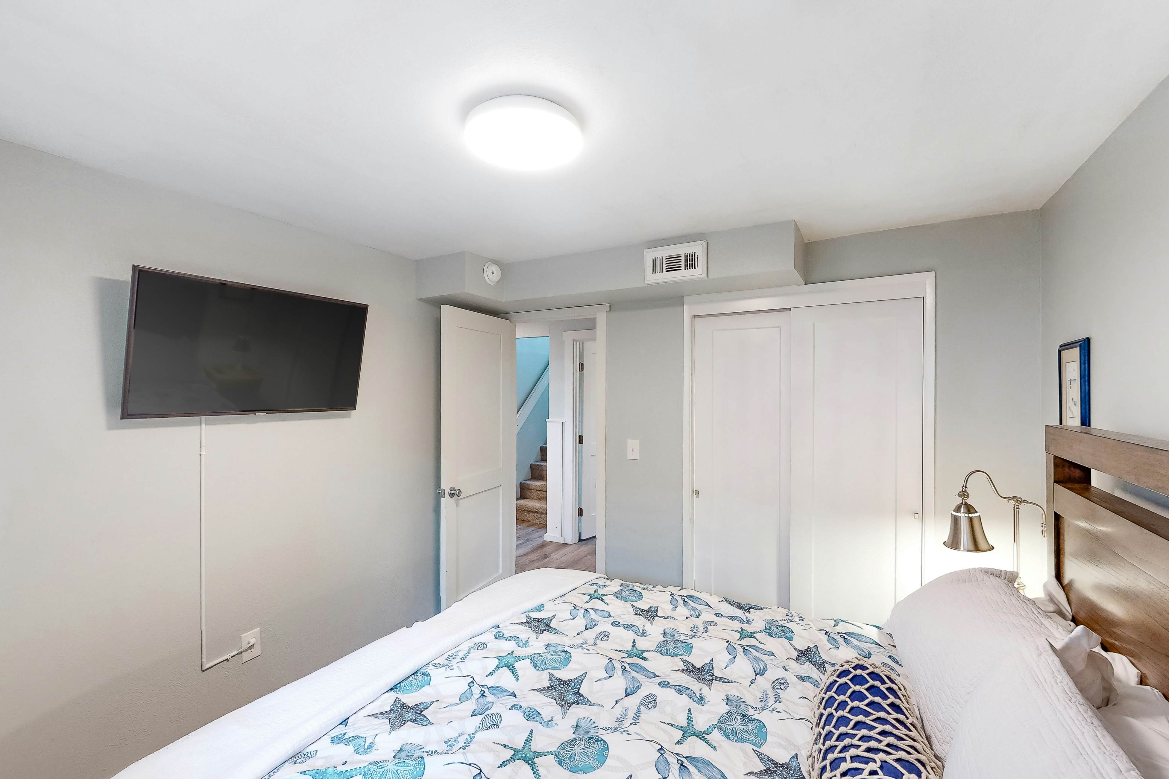 Family-friendly house w/ ocean view & private hot tub - walk to beach, dogs OK