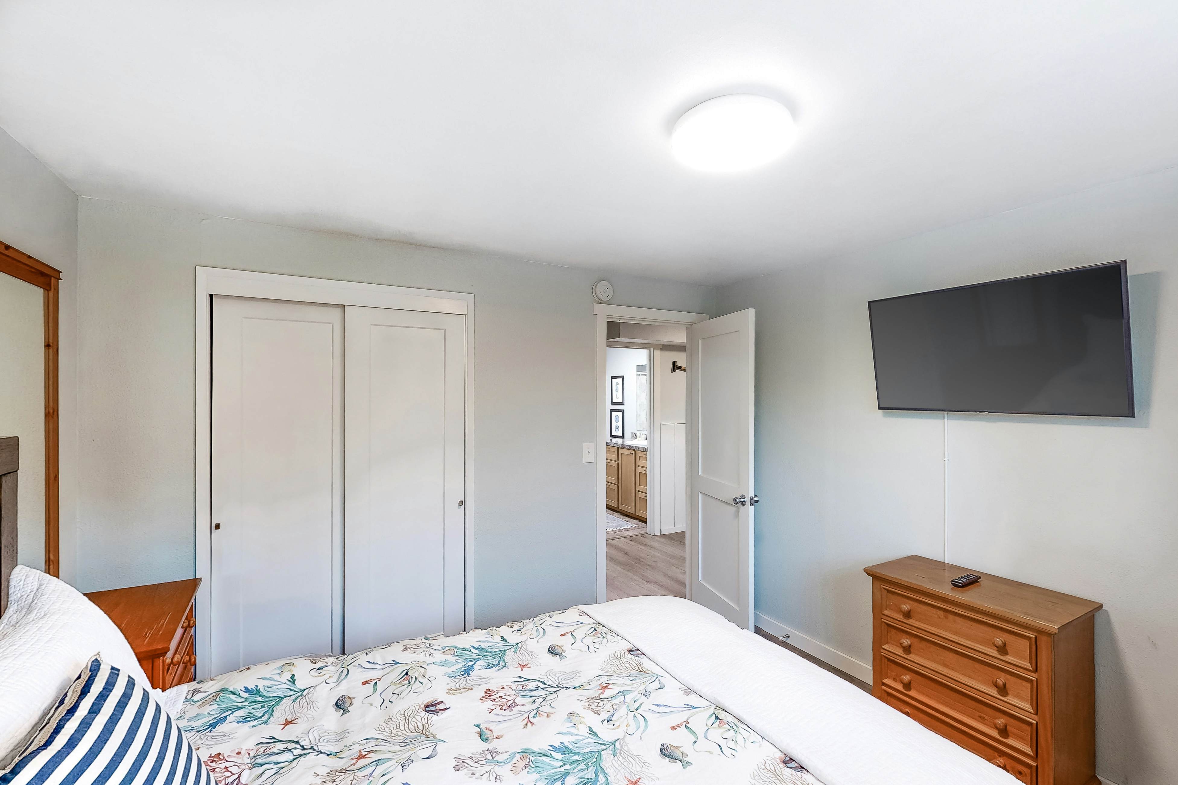 Family-friendly house w/ ocean view & private hot tub - walk to beach, dogs OK