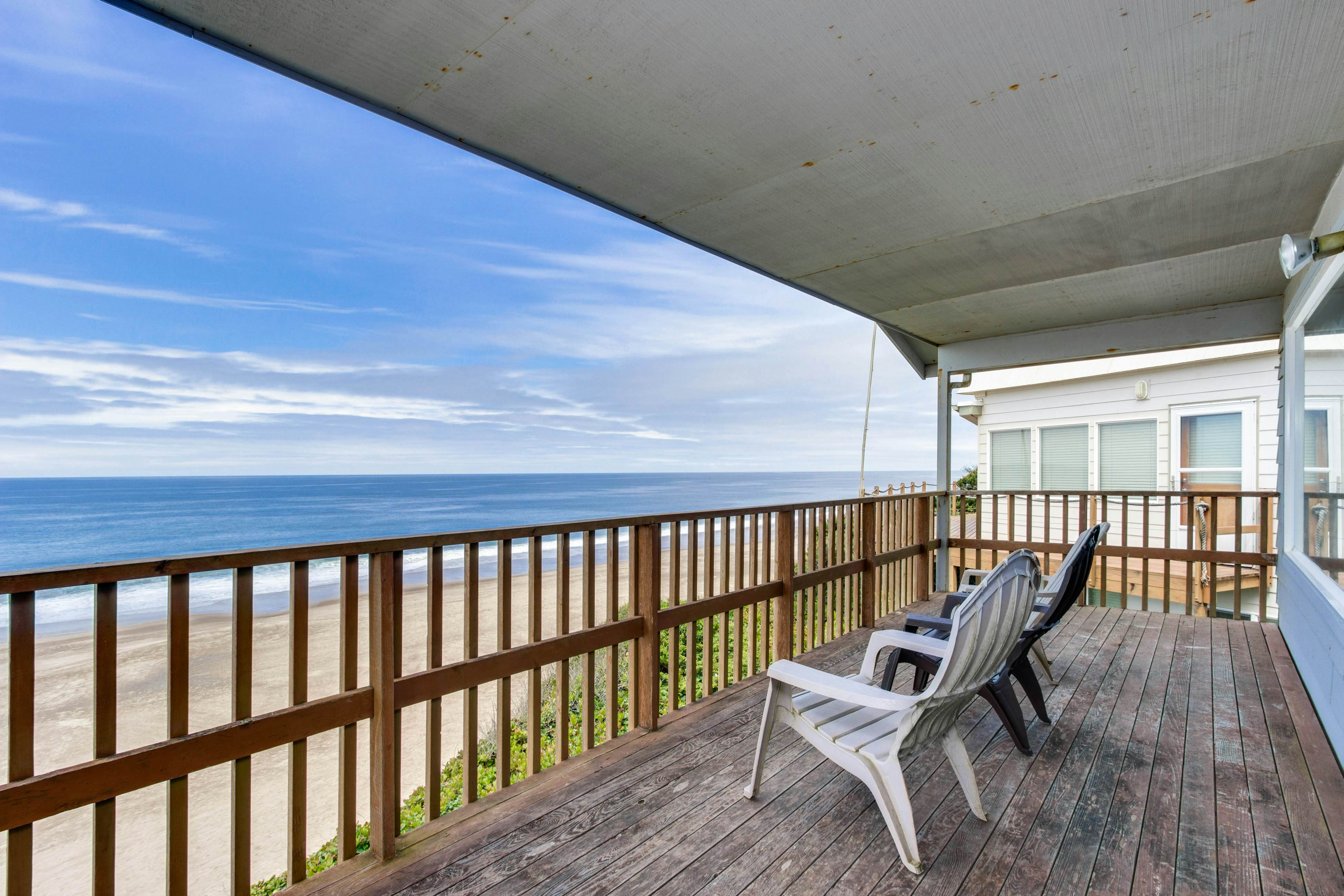 Impressive oceanfront home with great views - dog-friendly