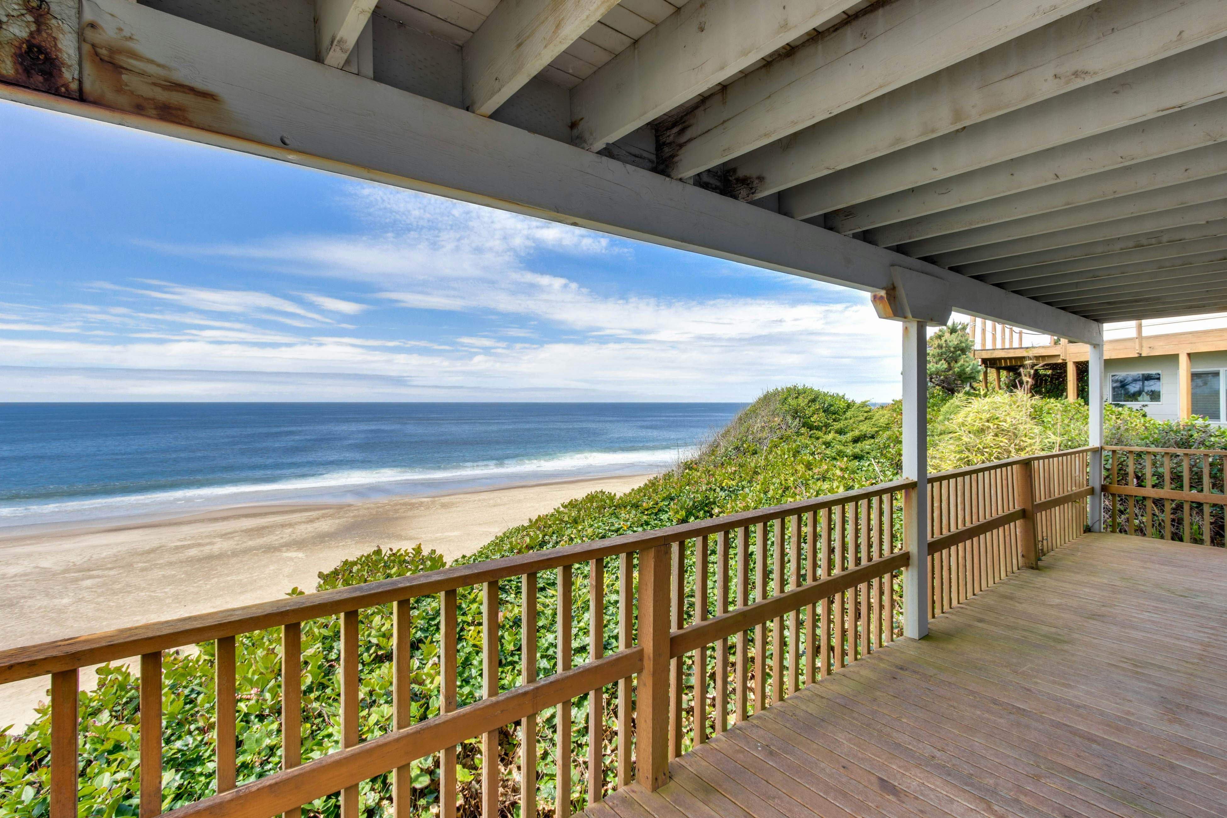 Impressive oceanfront home with great views - dog-friendly