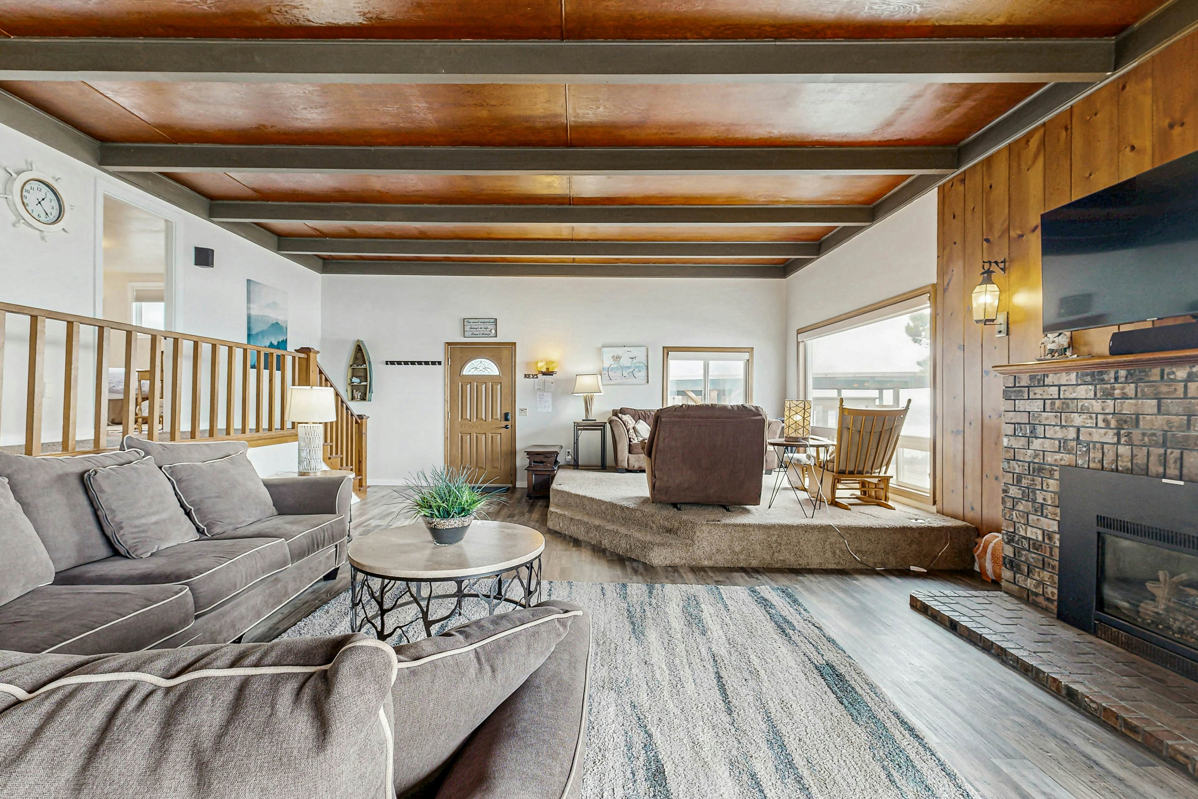 Charming Oceanfront Two-Story Home - Private Hot Tub Deck, Gas Grill, & Views