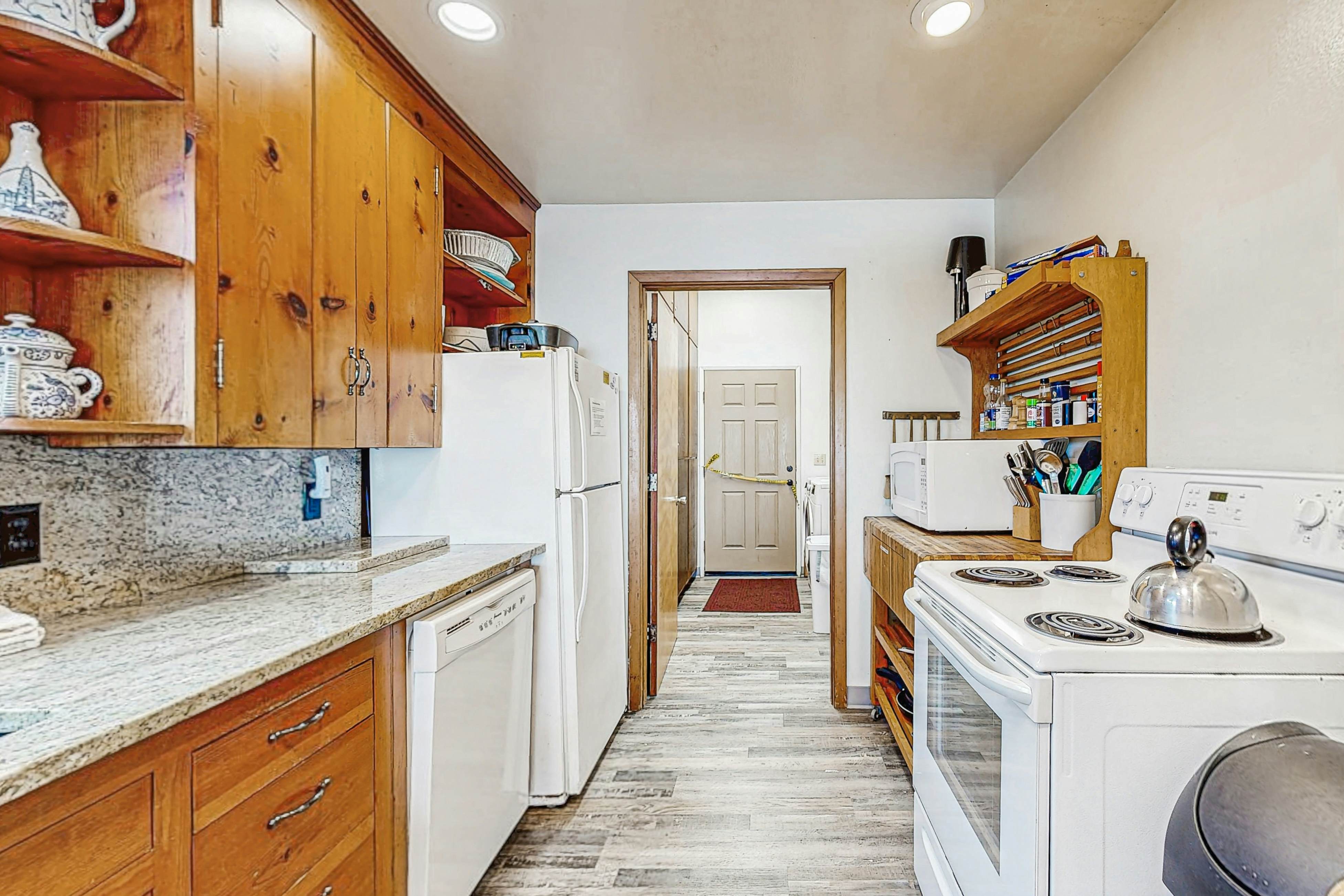 Charming Oceanfront Two-Story Home - Private Hot Tub Deck, Gas Grill, & Views