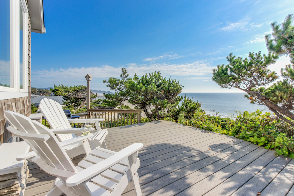 Perfect oceanfront beach getaway with amazing views walk to the beach