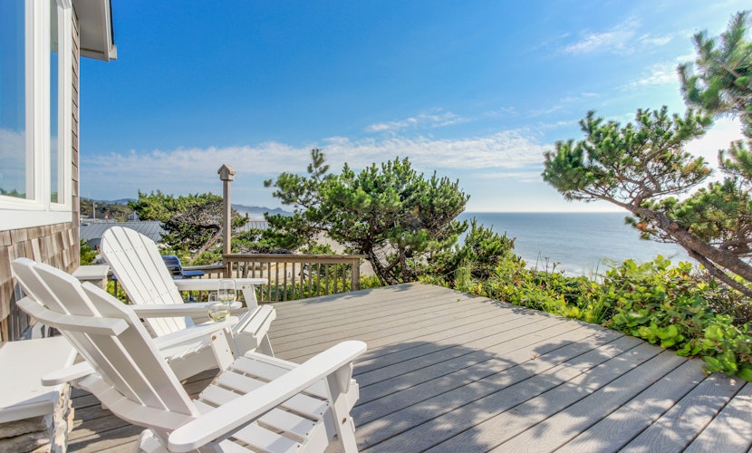 Perfect oceanfront beach getaway with amazing views walk to the beach