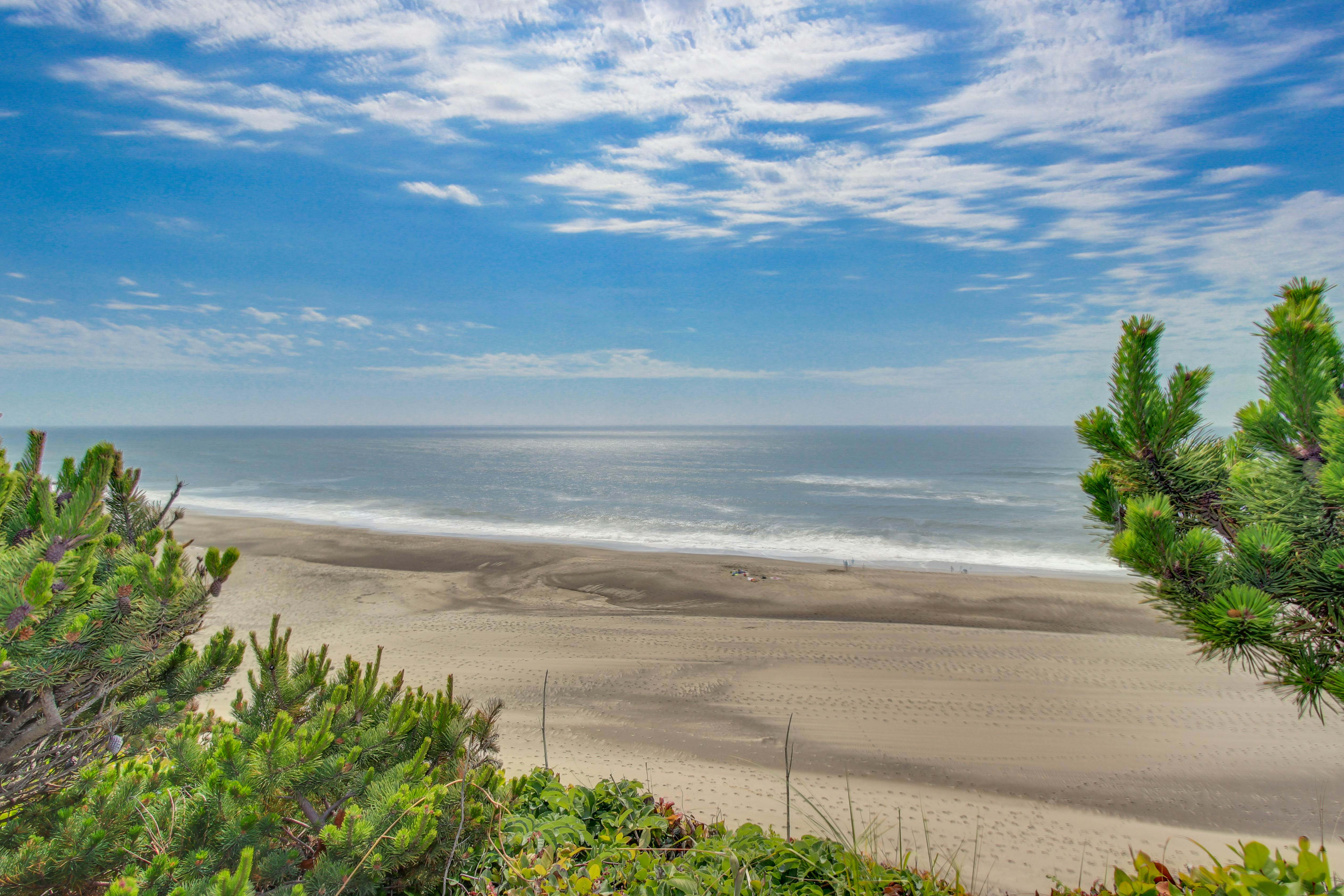 Perfect oceanfront beach getaway with amazing views - walk to the beach