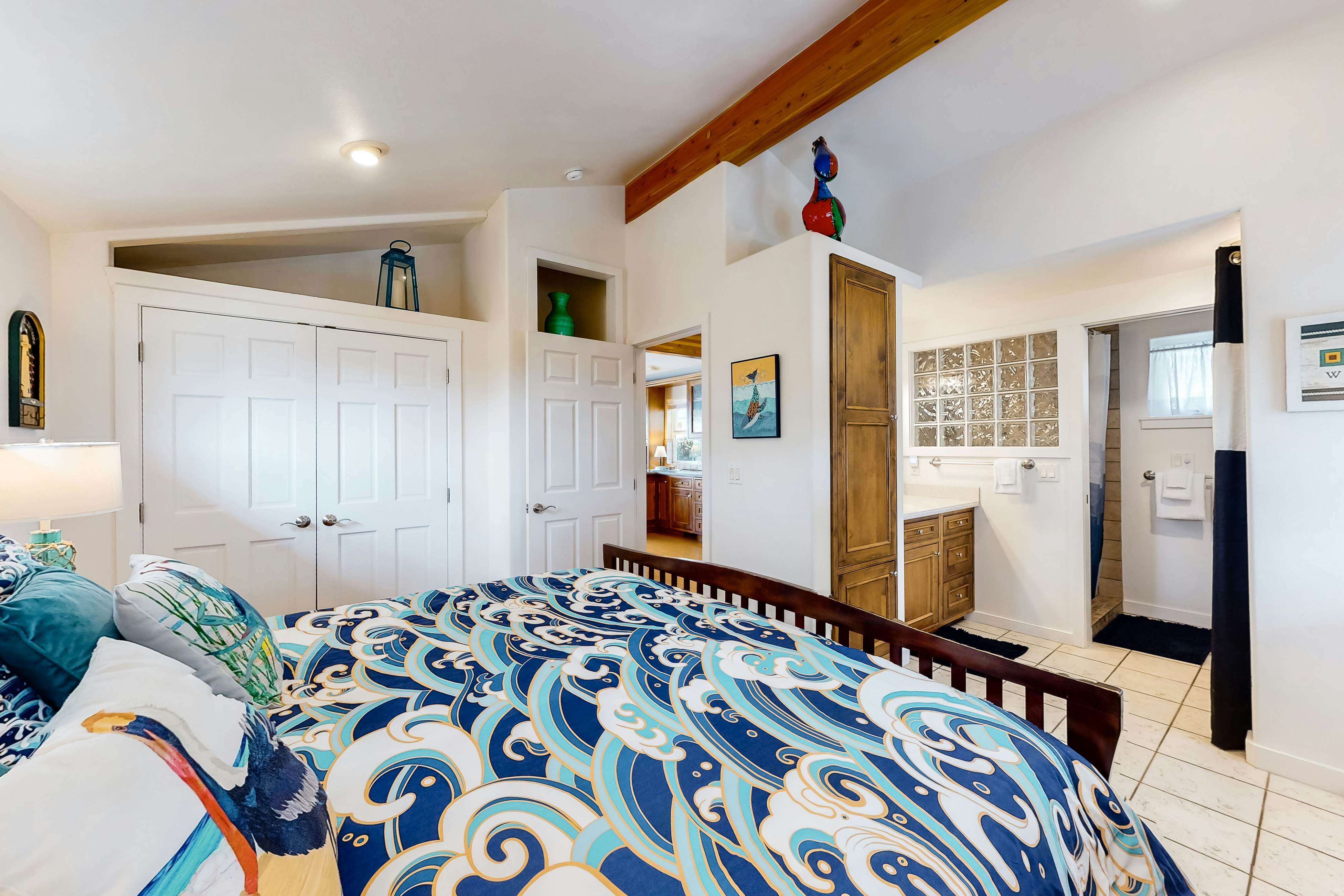 Perfect oceanfront beach getaway with amazing views - walk to the beach