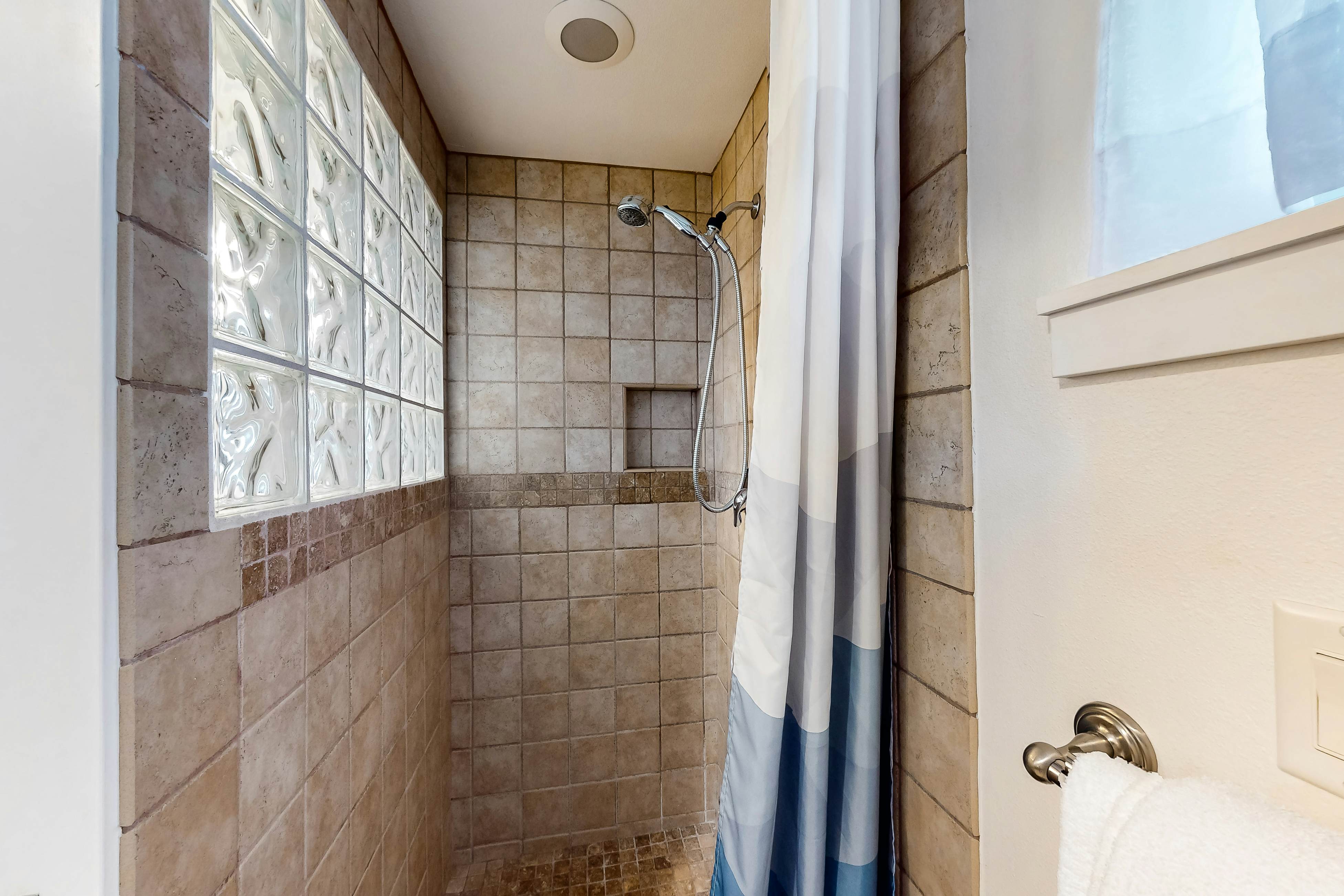 Perfect oceanfront beach getaway with amazing views - walk to the beach