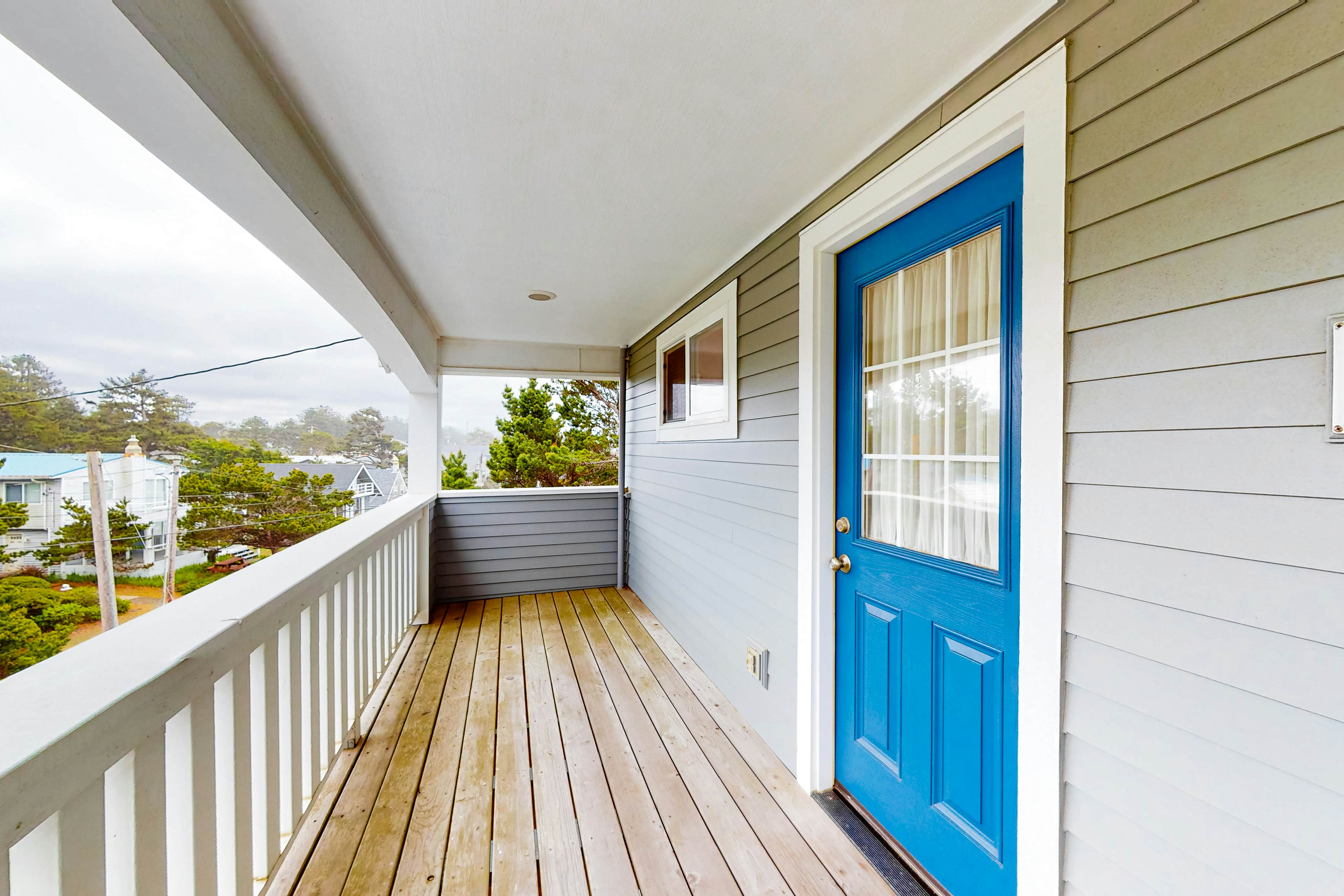 Perfect oceanfront beach getaway with amazing views - walk to the beach