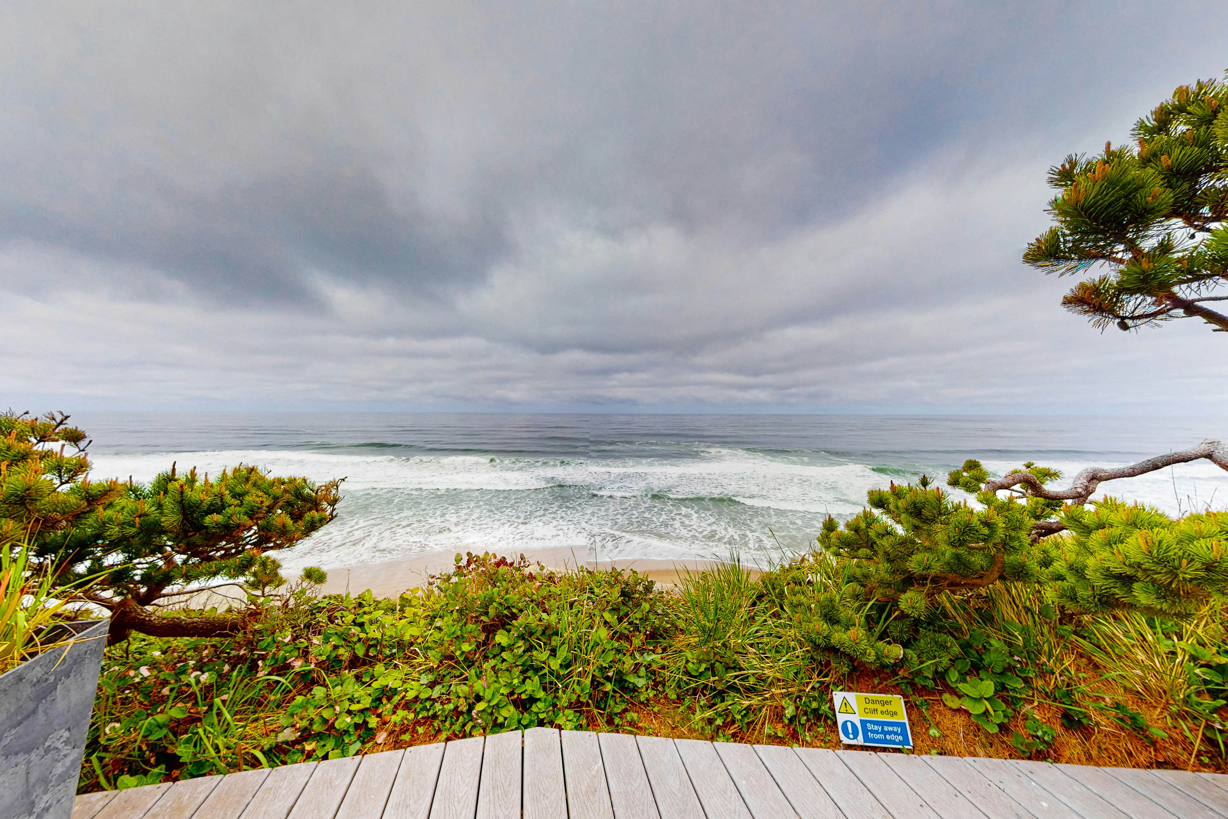 Perfect oceanfront beach getaway with amazing views - walk to the beach