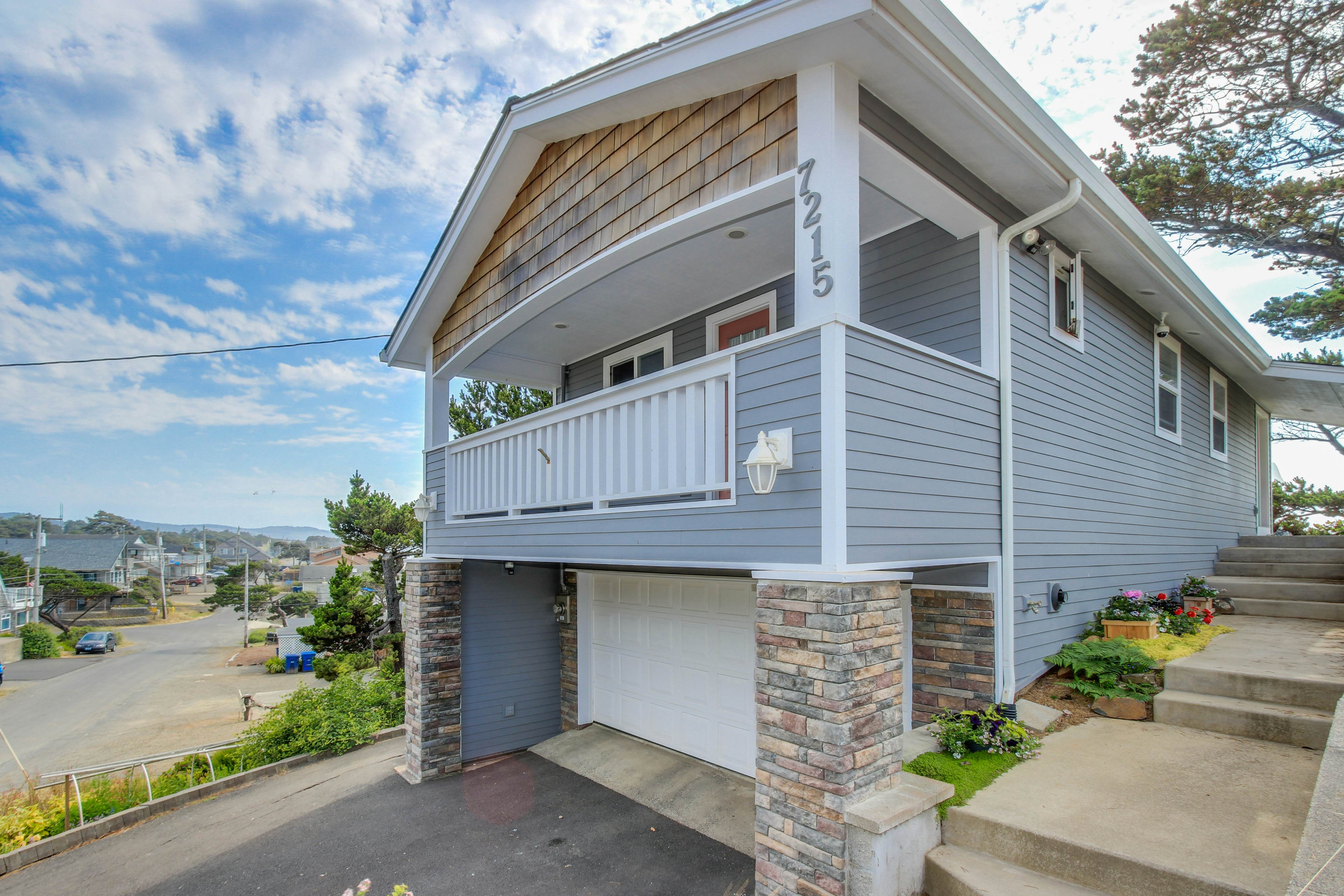 Perfect oceanfront beach getaway with amazing views - walk to the beach