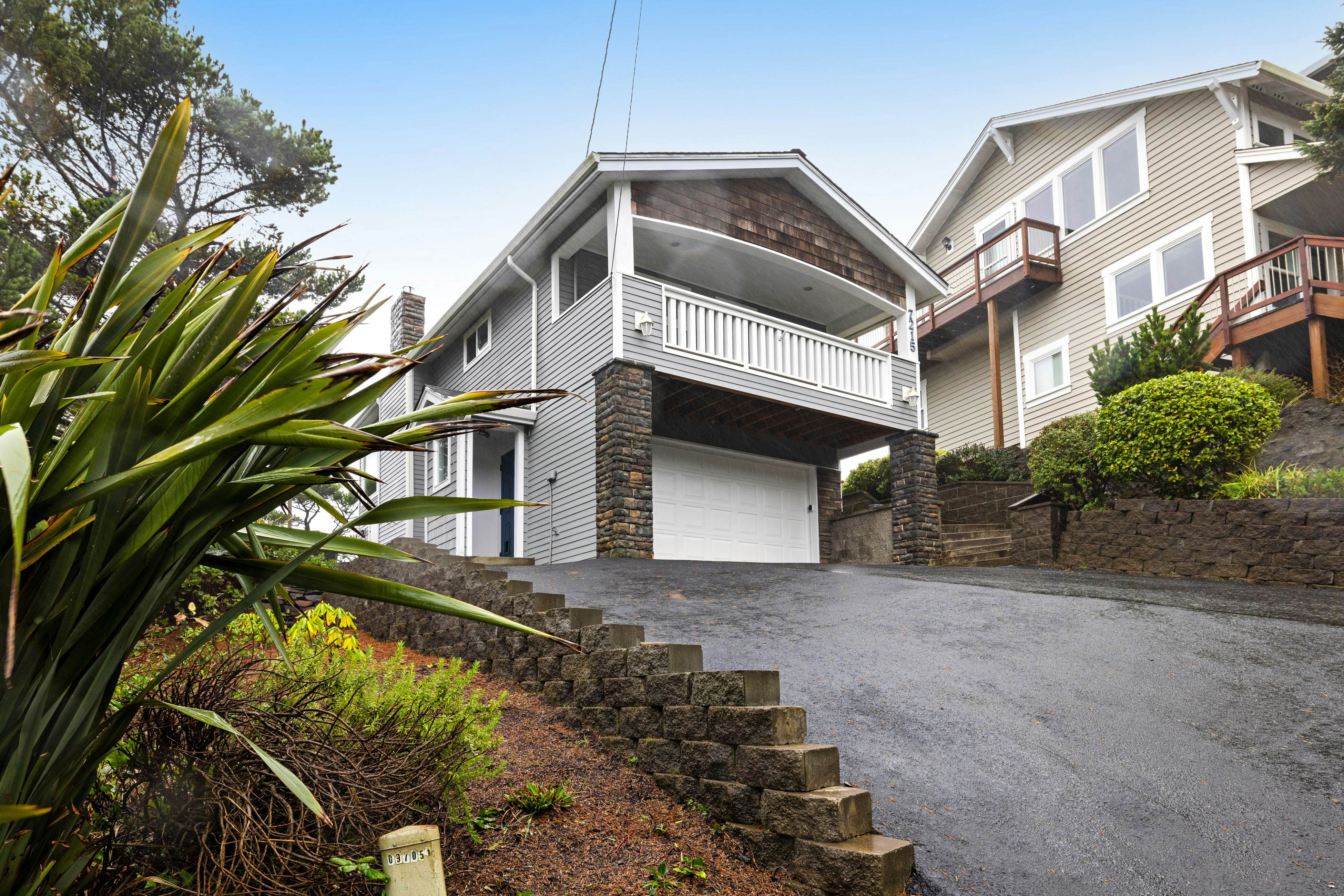 Perfect oceanfront beach getaway with amazing views - walk to the beach