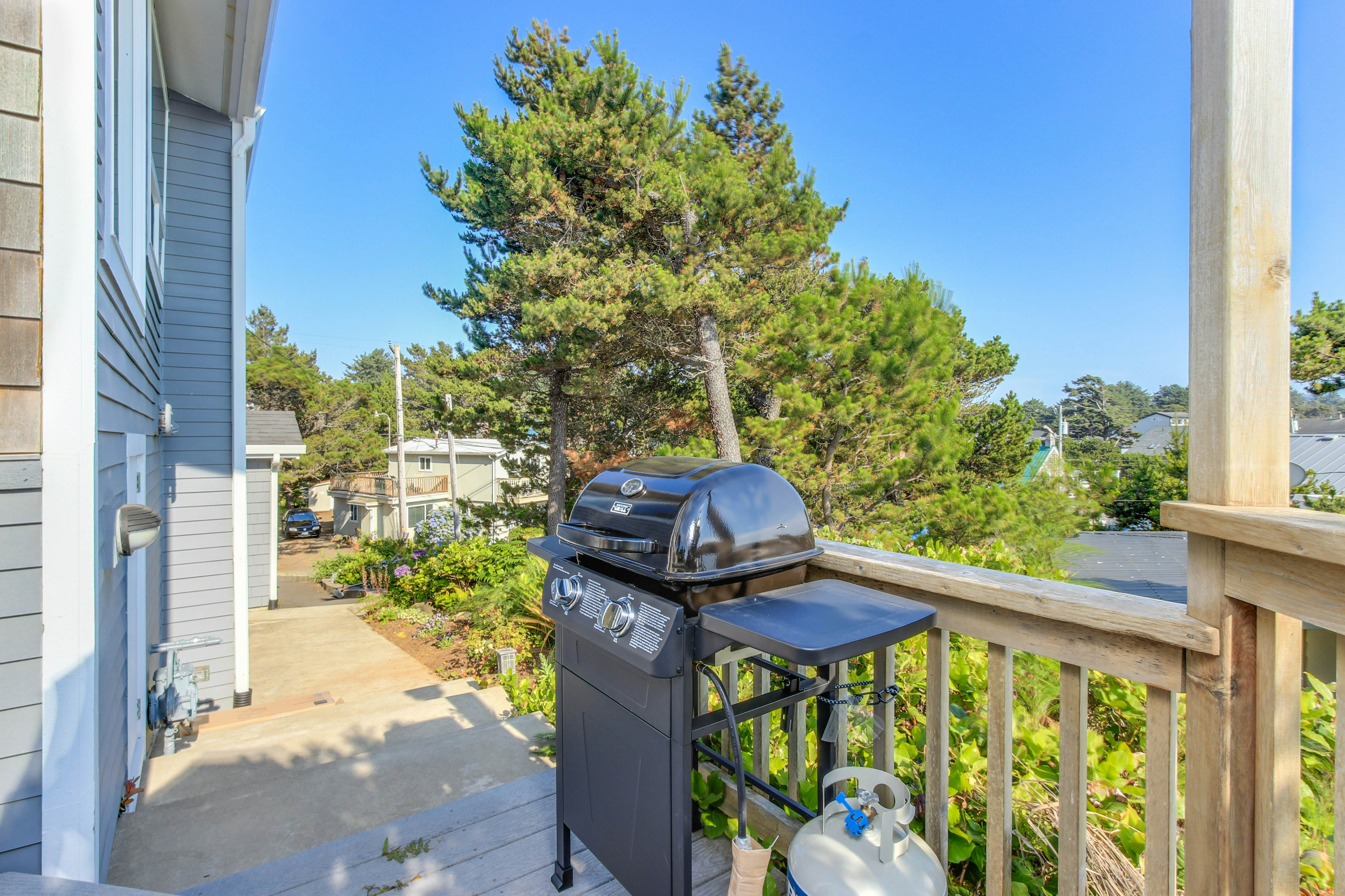 Perfect oceanfront beach getaway with amazing views - walk to the beach