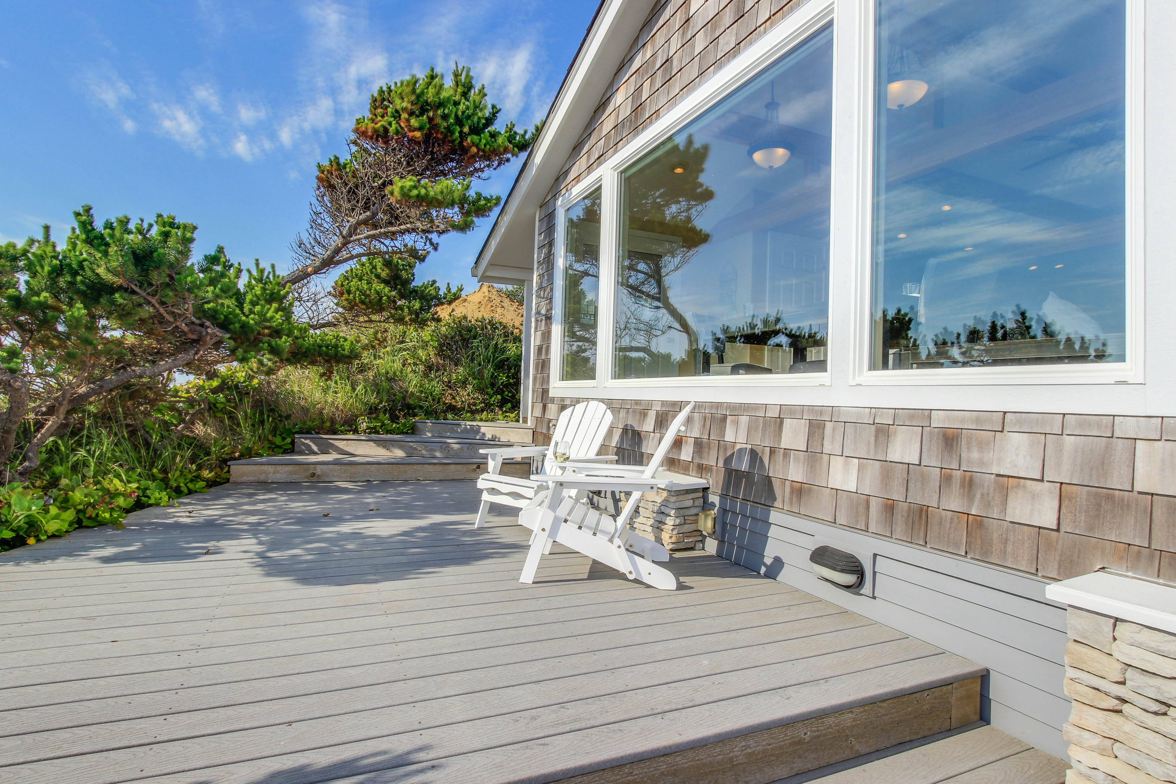 Perfect oceanfront beach getaway with amazing views - walk to the beach