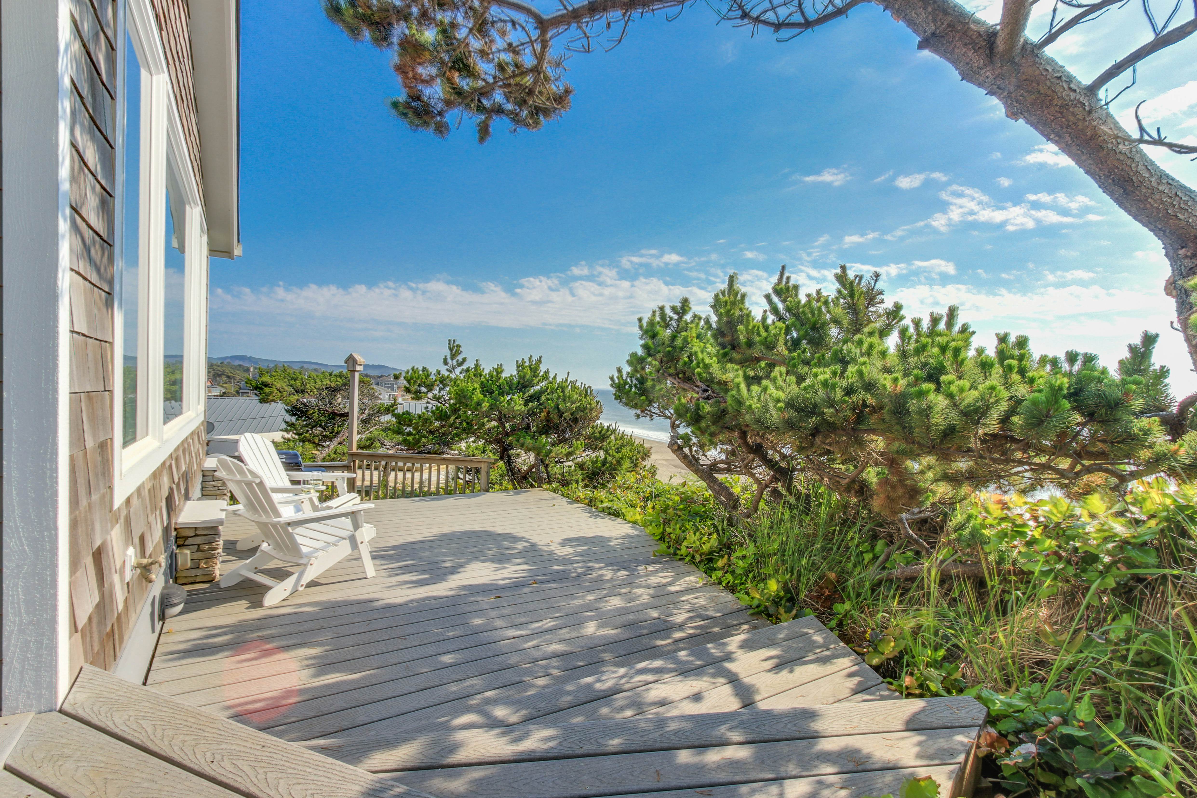 Perfect oceanfront beach getaway with amazing views - walk to the beach
