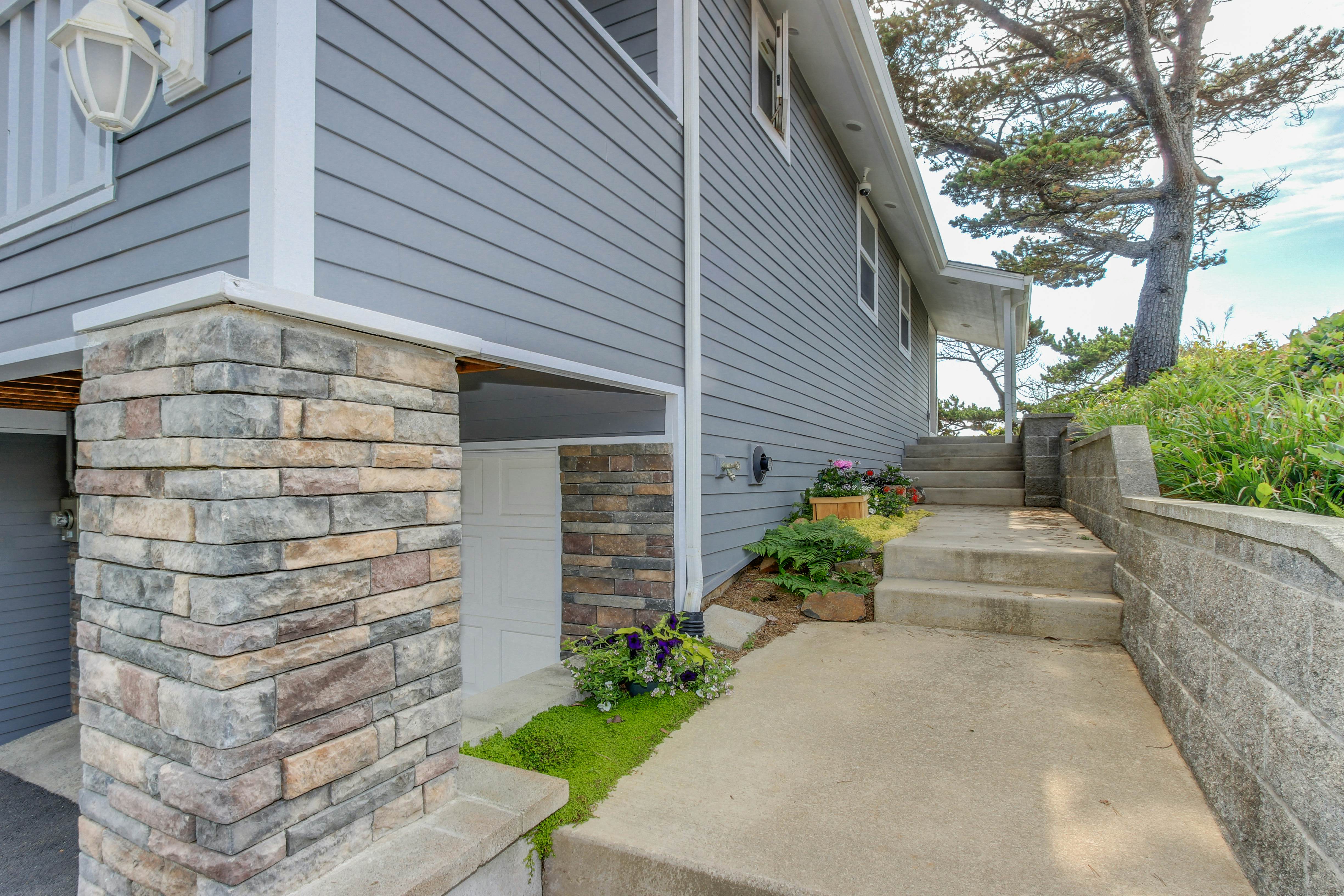 Perfect oceanfront beach getaway with amazing views - walk to the beach