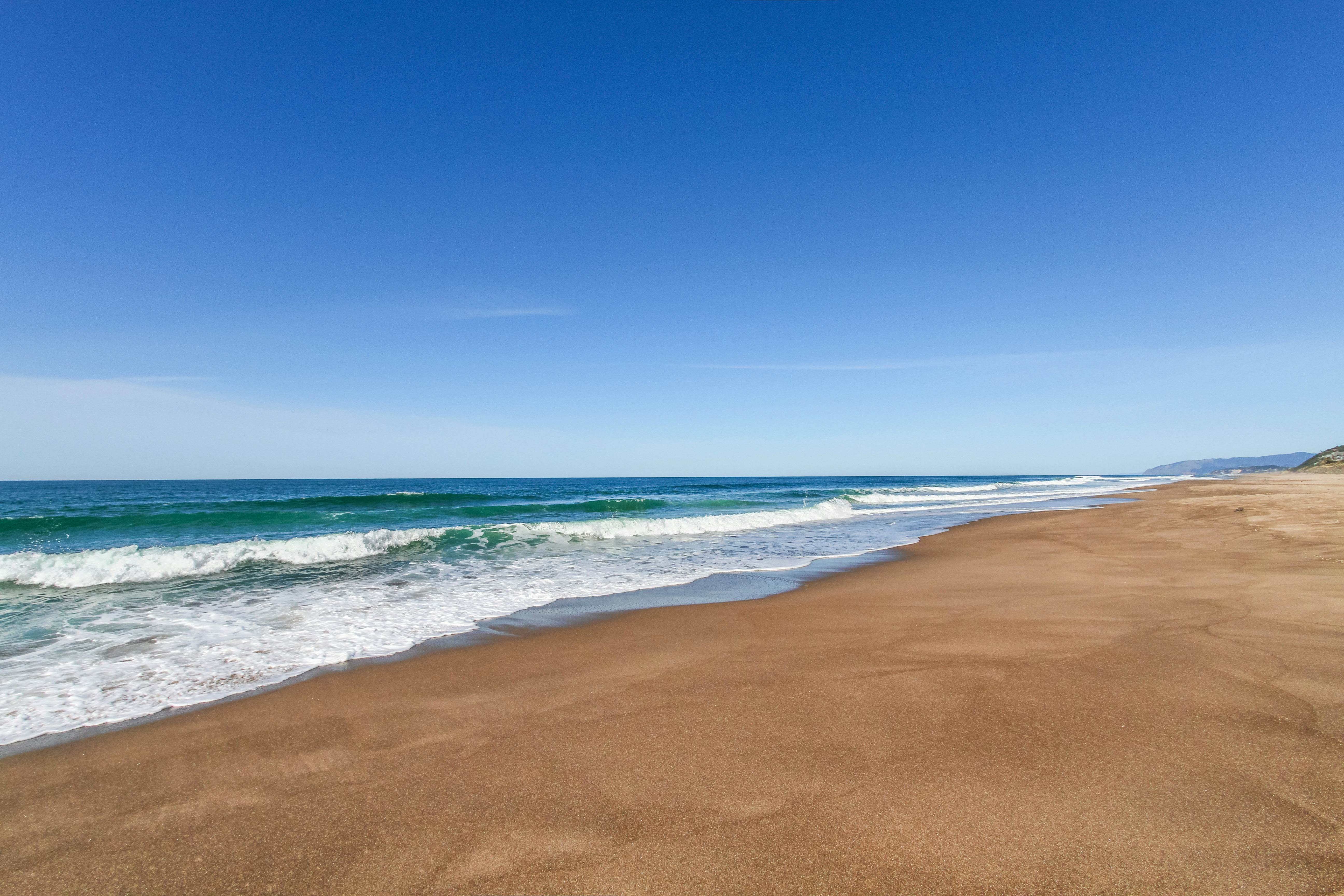 Perfect oceanfront beach getaway with amazing views - walk to the beach