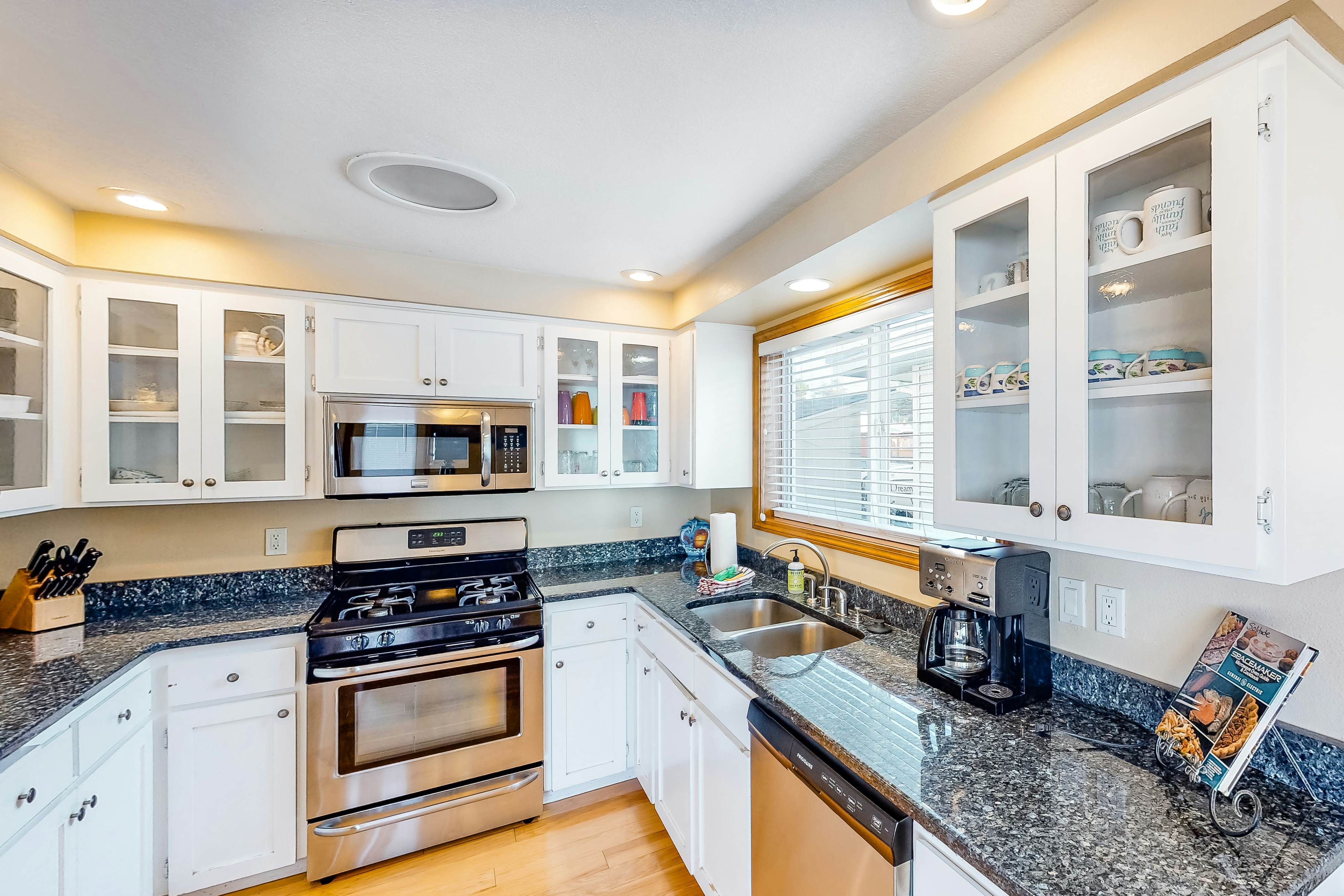 Oceanfront house steps to beach with private hot tub, firepit & spectacular view