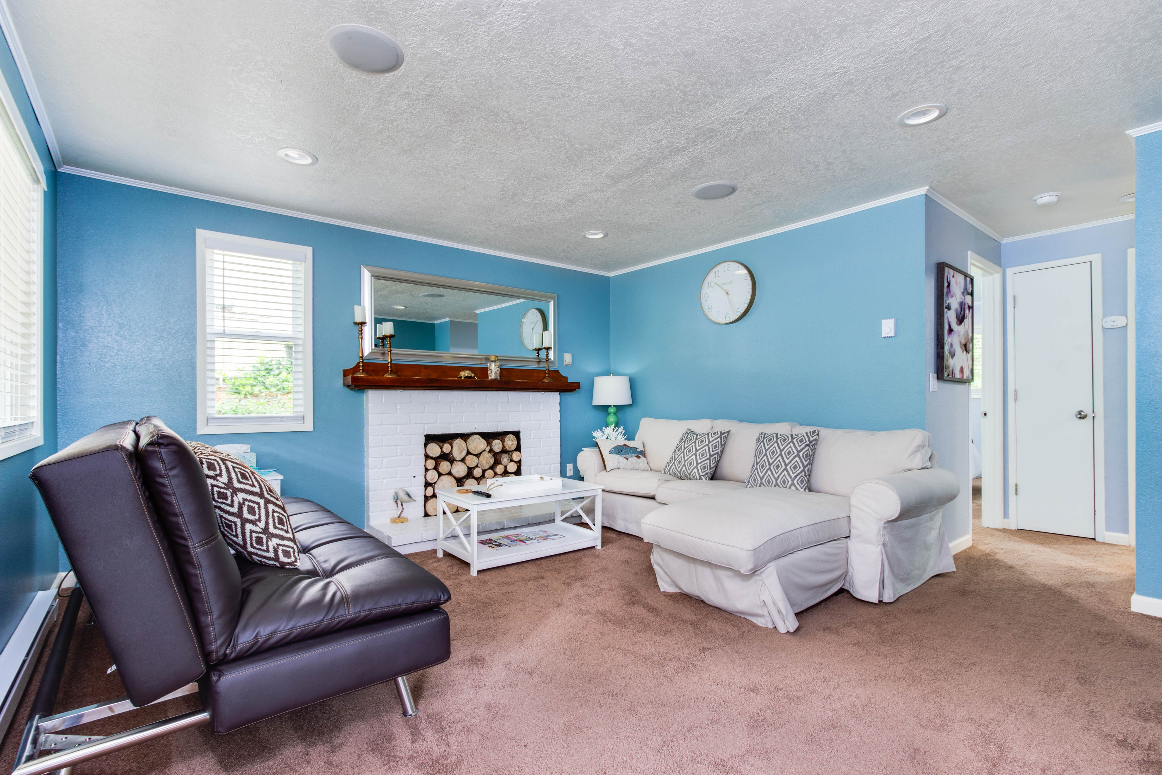 Modern house blocks from the beach near golfing and restaurants