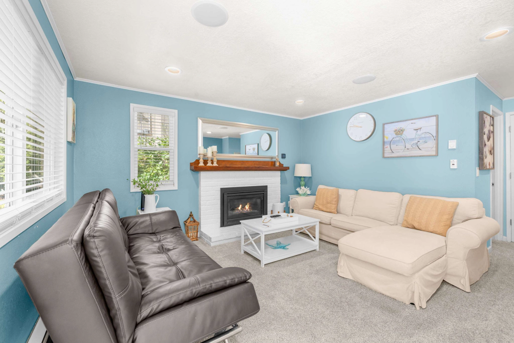 Modern house blocks from the beach near golfing and restaurants