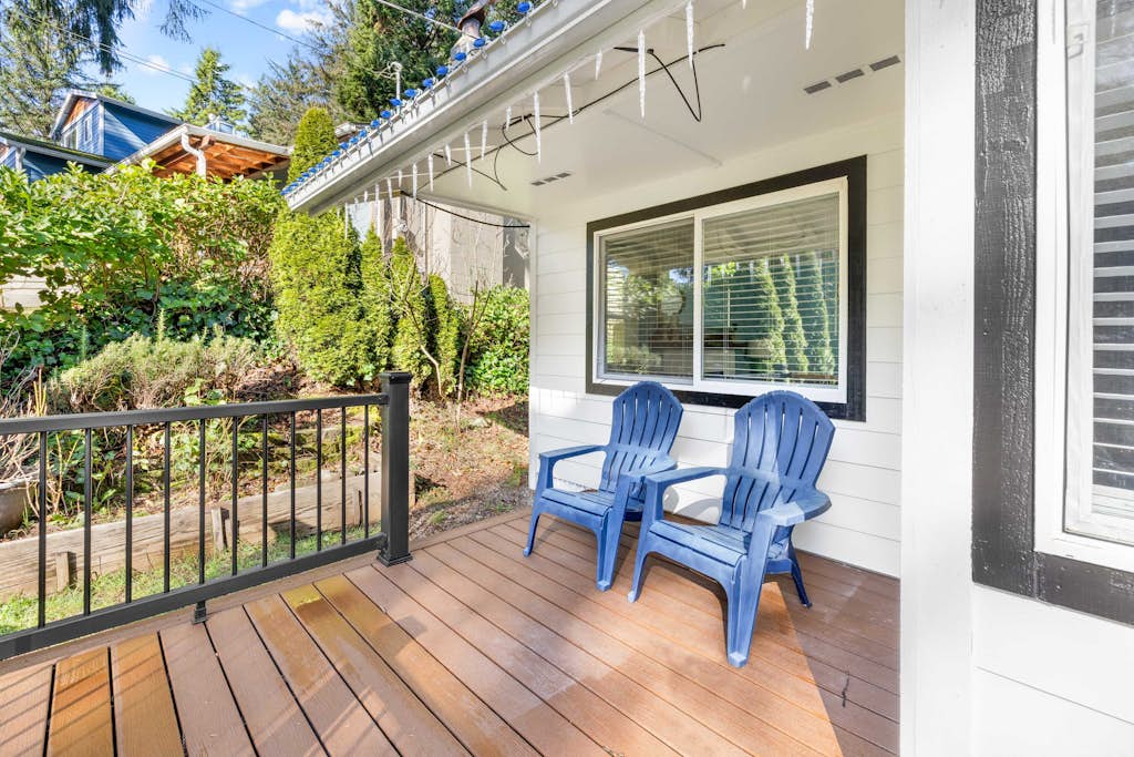 Modern house blocks from the beach near golfing and restaurants